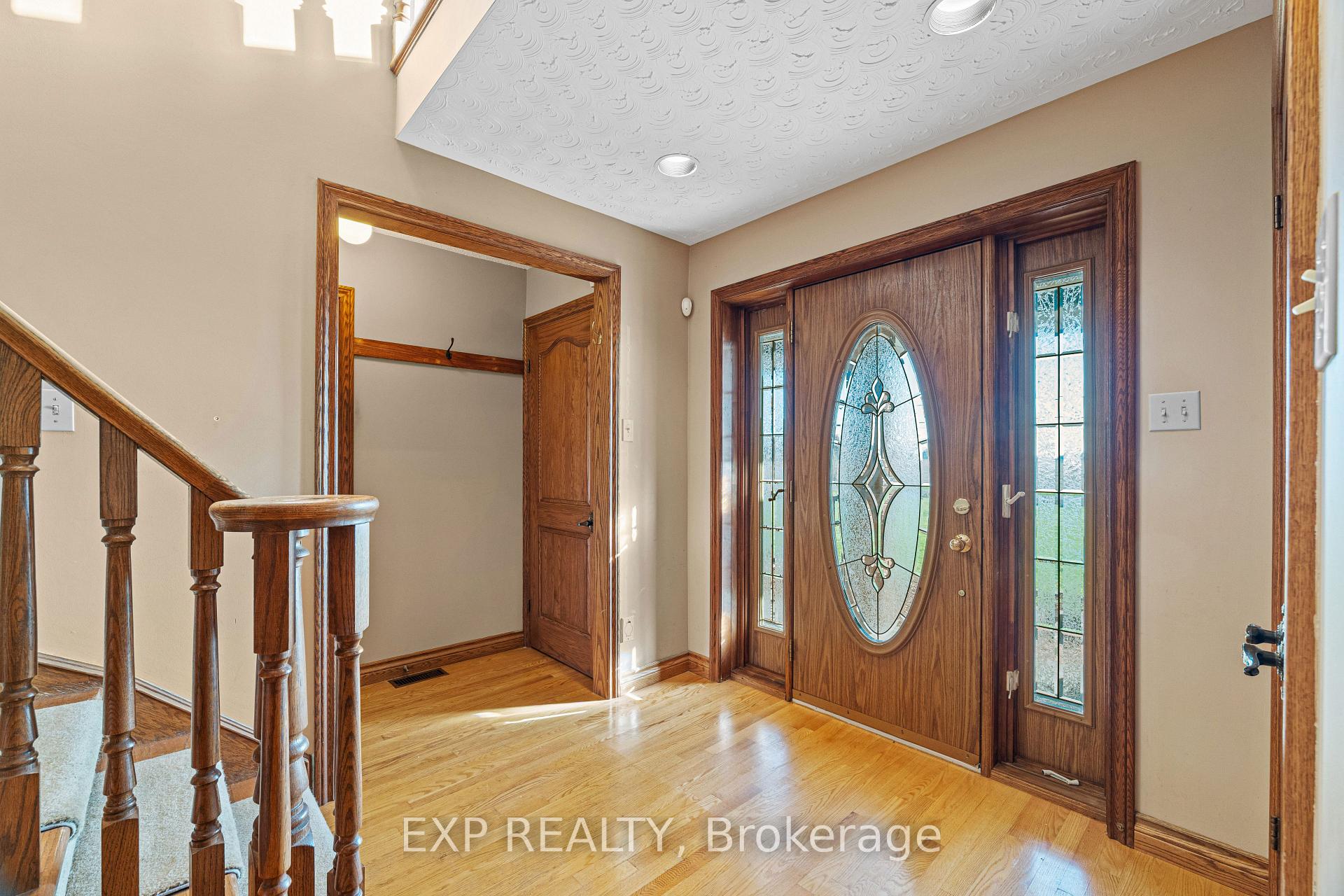 Photo 3 of 87 Third Road E, Hamilton, Stoney Creek — HOMEH