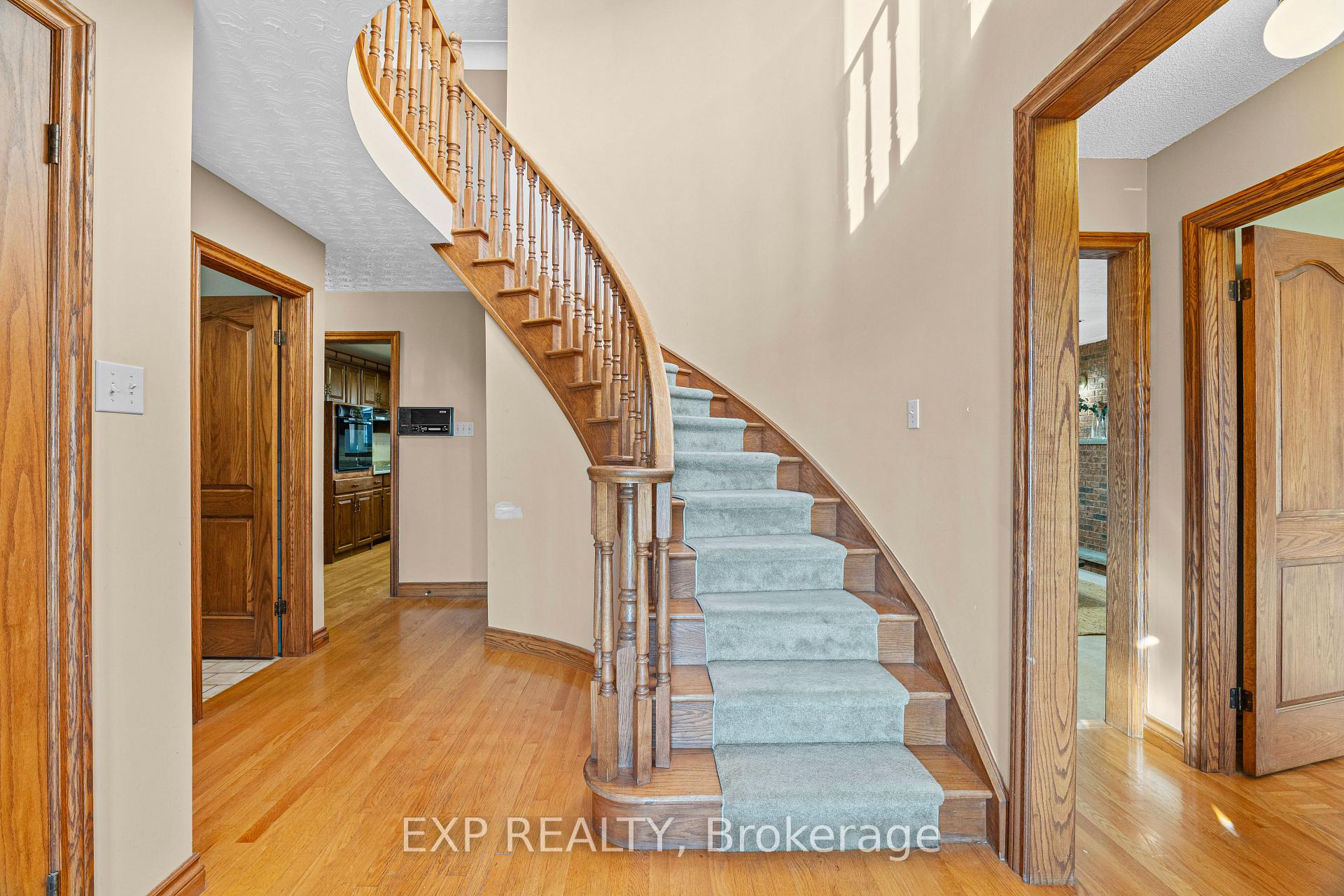 Photo 4 of 87 Third Road E, Hamilton, Stoney Creek — HOMEH