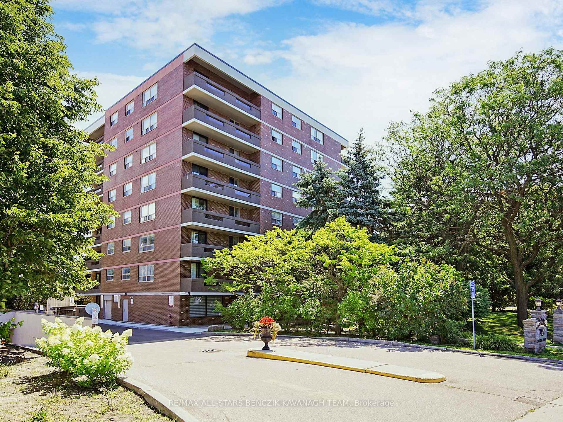 Front of Unit 801, 7451 Yonge Street