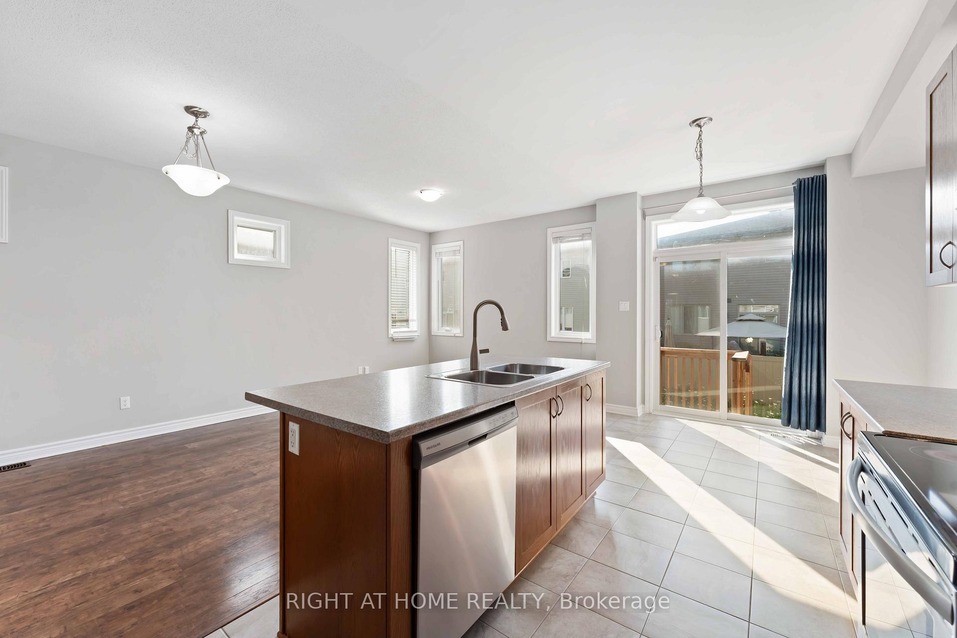 Photo 5 of 2508 Waterlilly Way, Ottawa, Barrhaven - Heritage Park — HOMEH