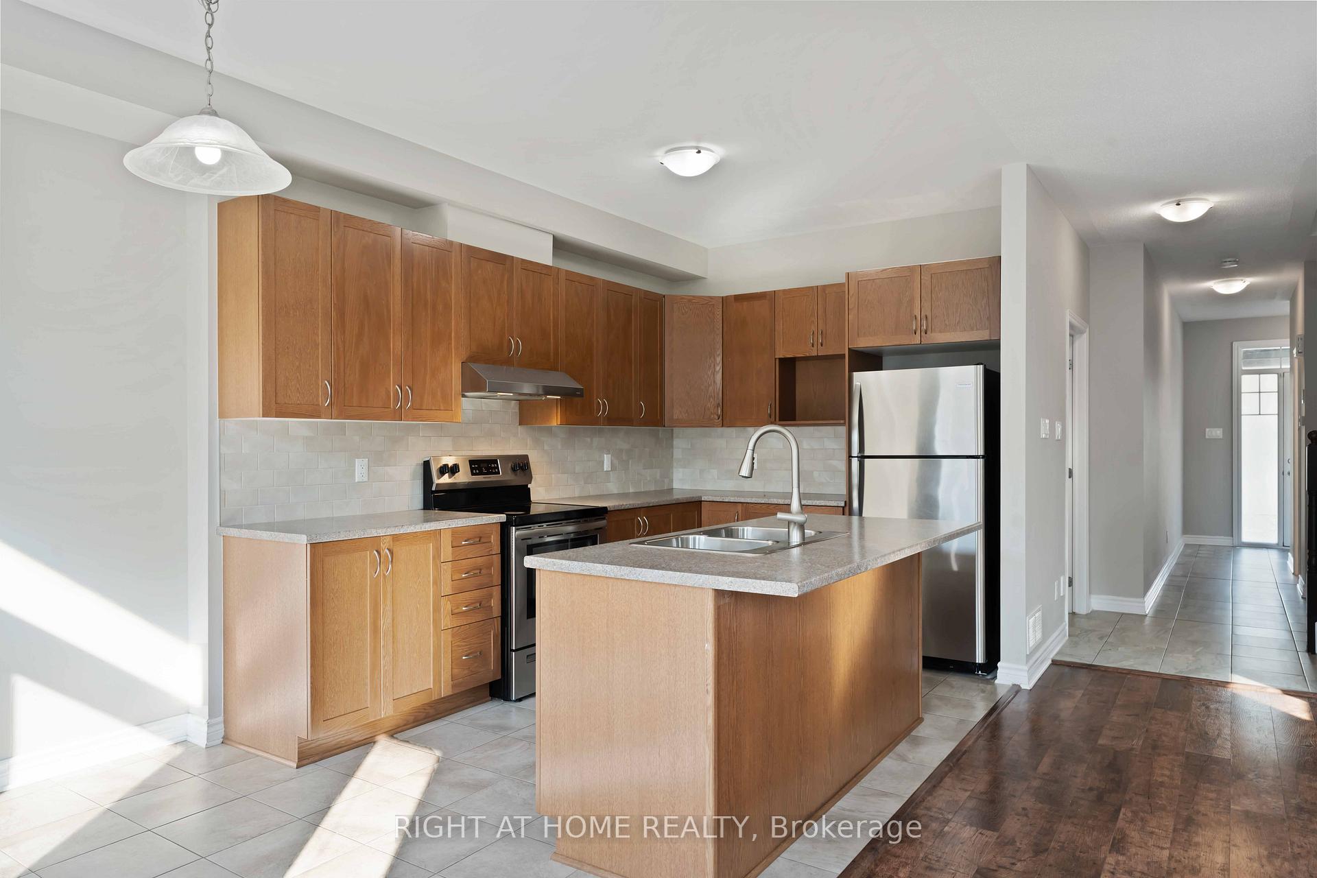 Photo 7 of 2508 Waterlilly Way, Ottawa, Barrhaven - Heritage Park — HOMEH