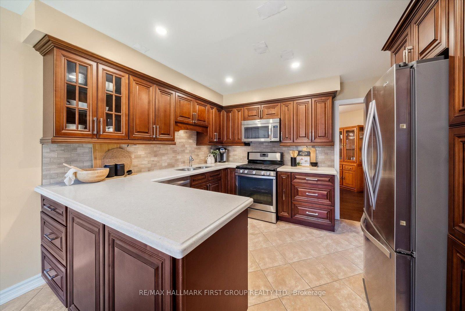 Photo 9 of 10 Barnes Drive, Ajax, Central — HOMEH