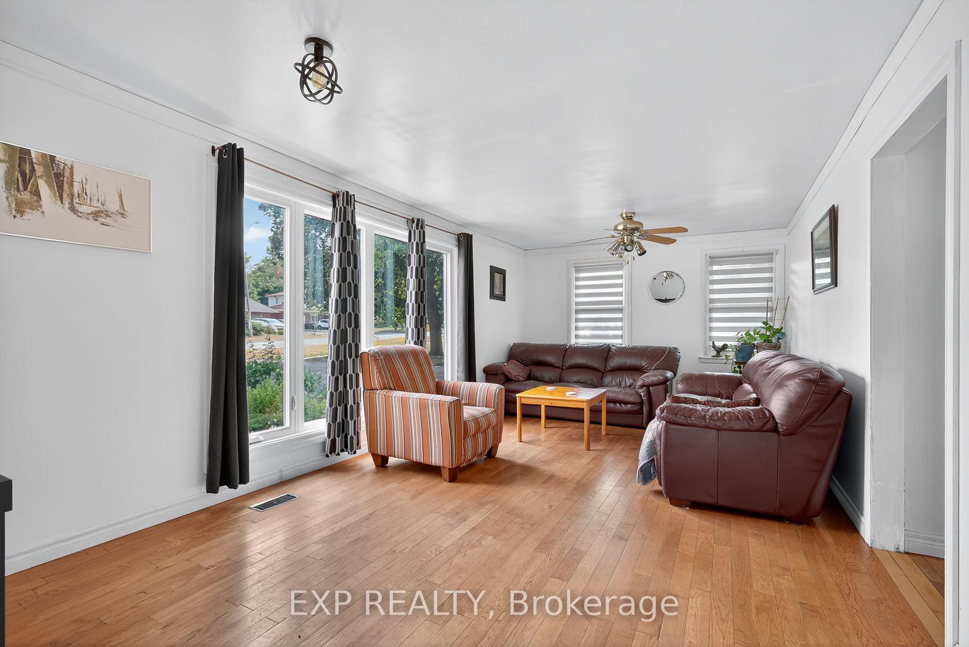 Photo 12 of 192 Little Avenue, Barrie, Allandale Heights — HOMEH