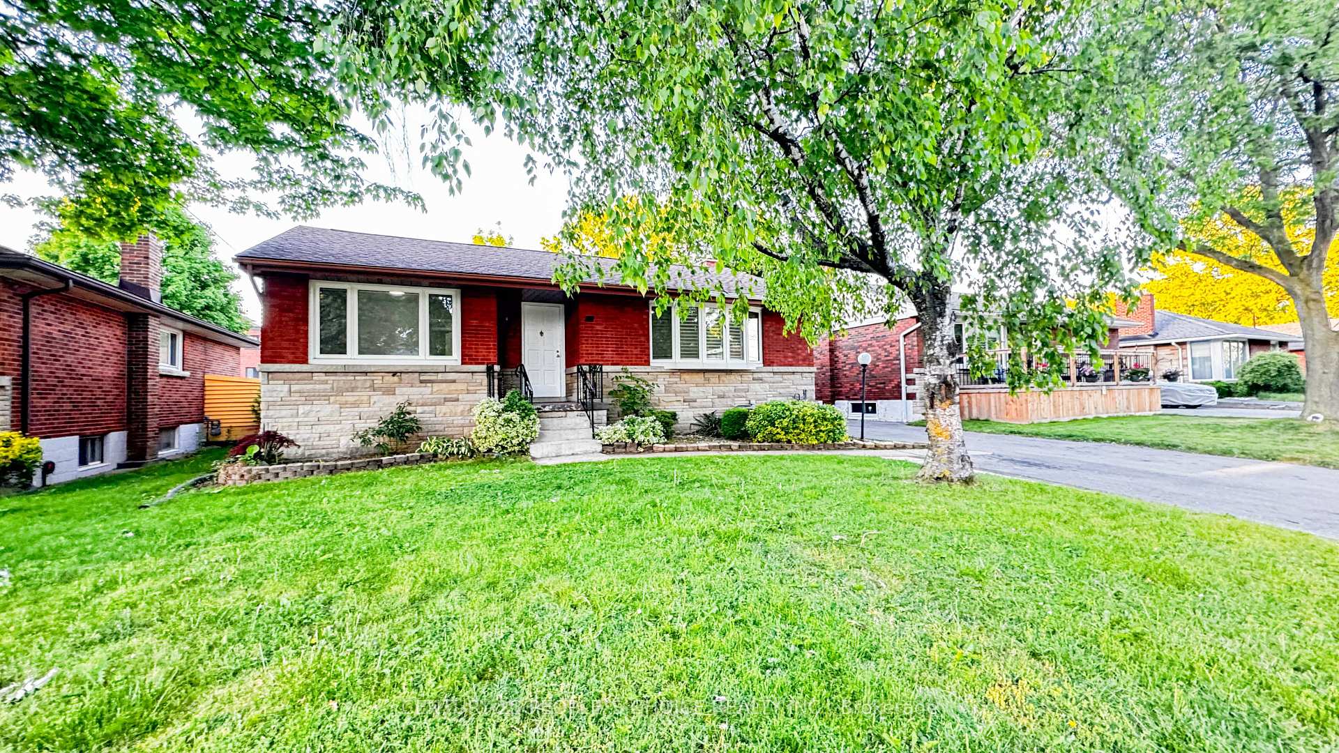 Photo 2 of 7 Hardale Crescent, Hamilton, Huntington — HOMEH