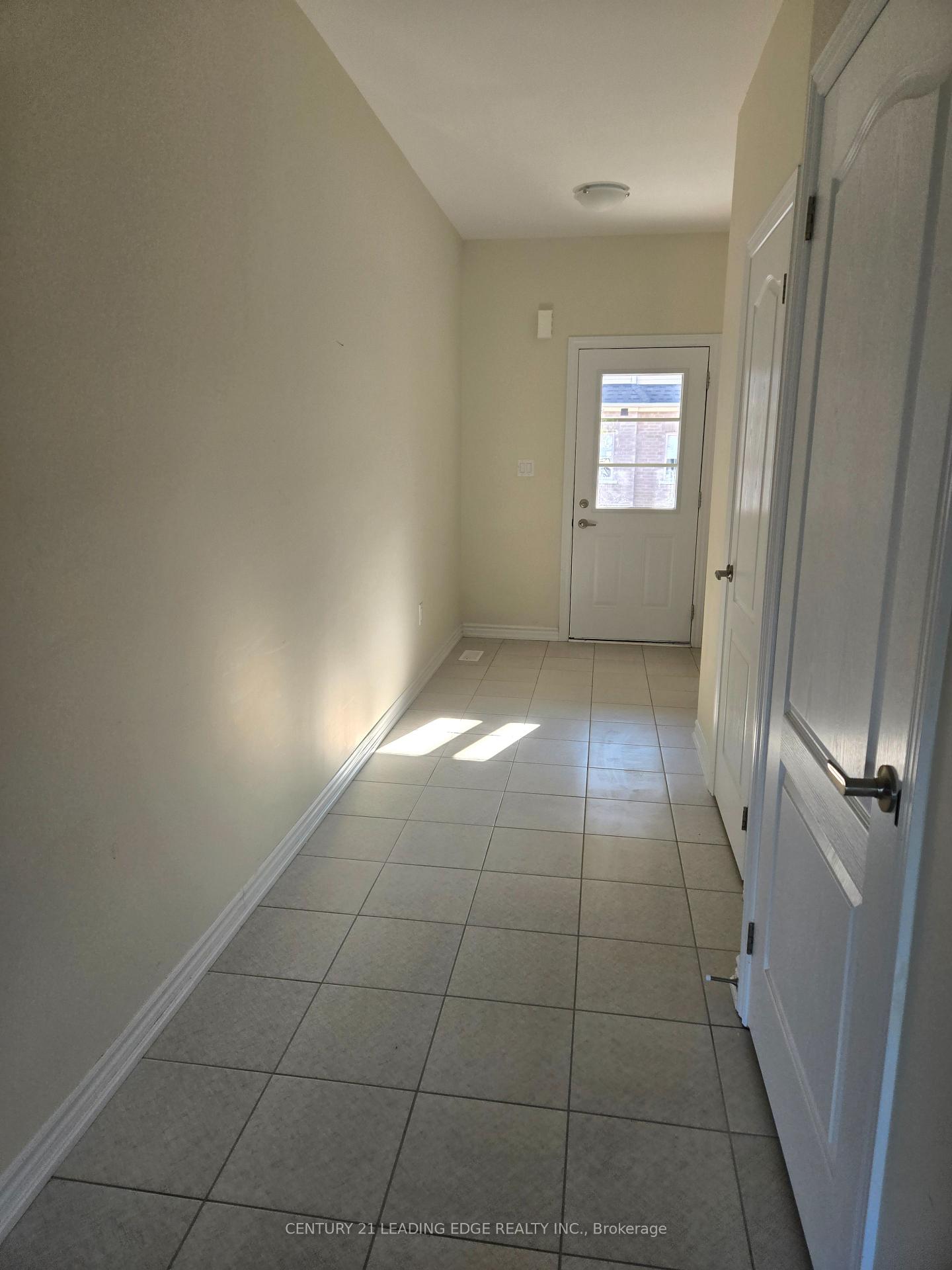 Photo 3 of 90 Senay Circle, Clarington, Courtice — HOMEH