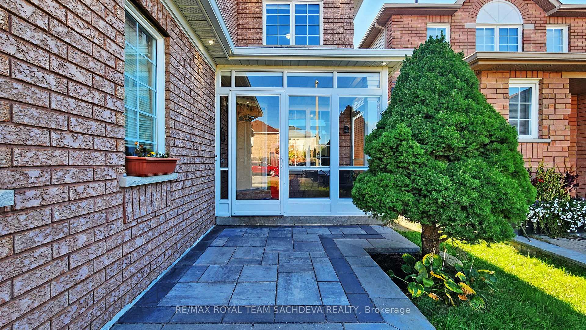 Photo 4 of 51 Monk Crescent, Ajax, Central — HOMEH