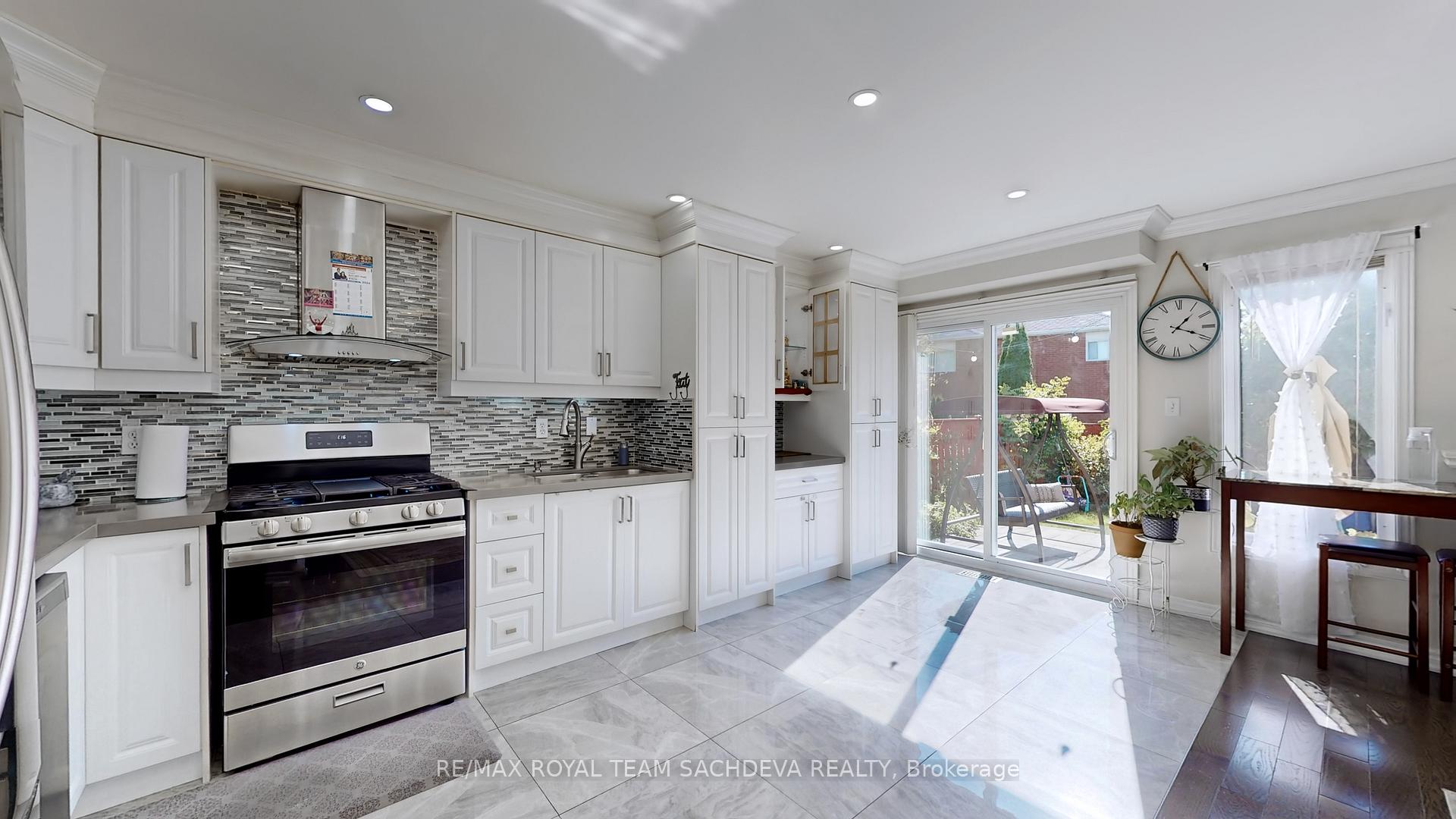 Photo 14 of 51 Monk Crescent, Ajax, Central — HOMEH