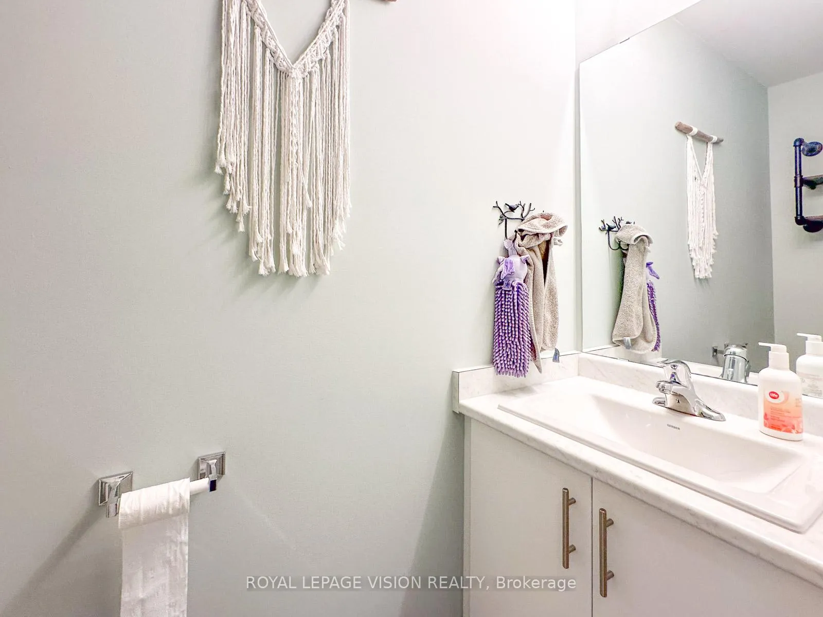 Photo 5 of 74 Caspian Square, Clarington, Bowmanville — HOMEH