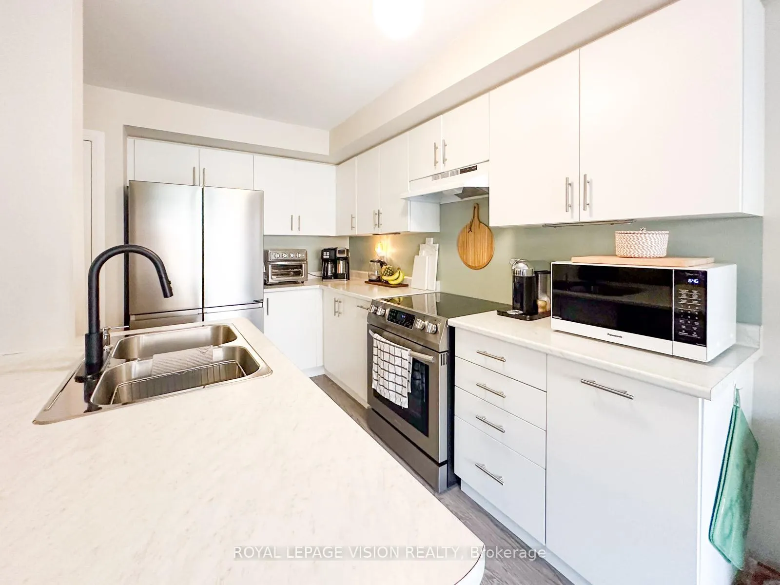 Photo 17 of 74 Caspian Square, Clarington, Bowmanville — HOMEH