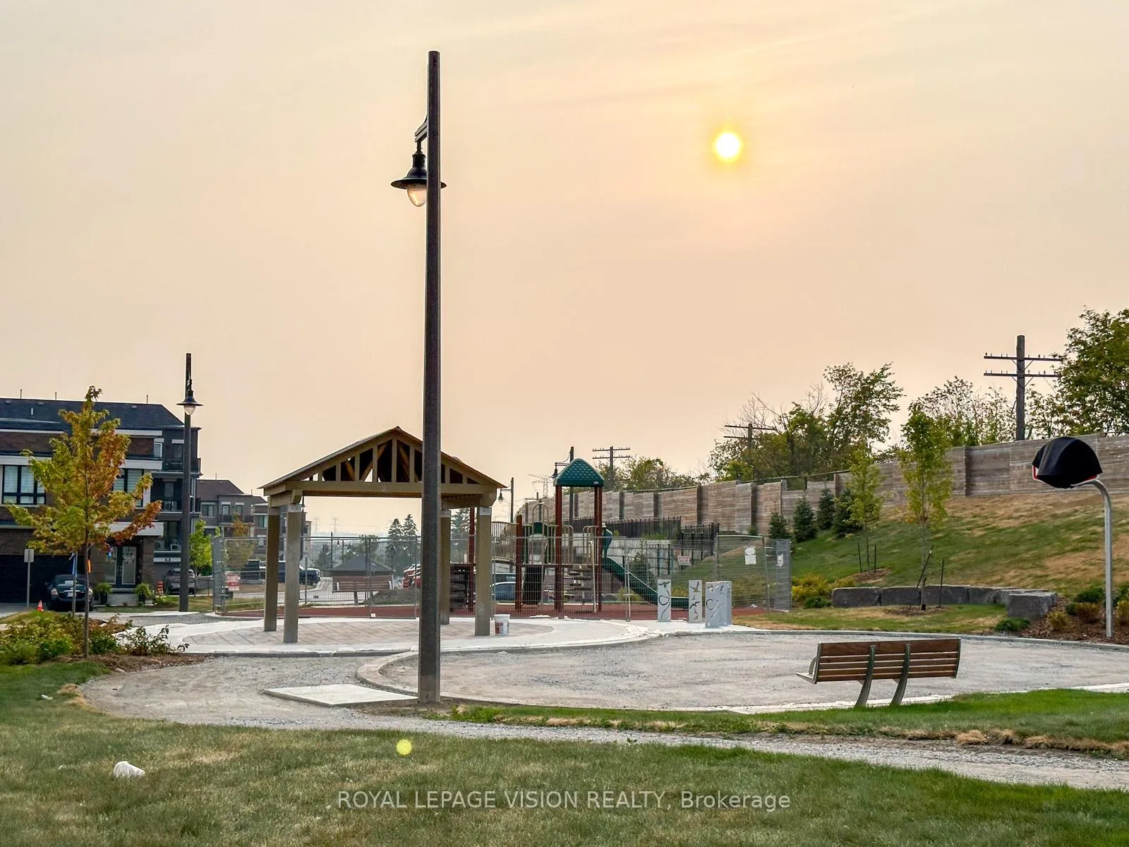 Photo 38 of 74 Caspian Square, Clarington, Bowmanville — HOMEH