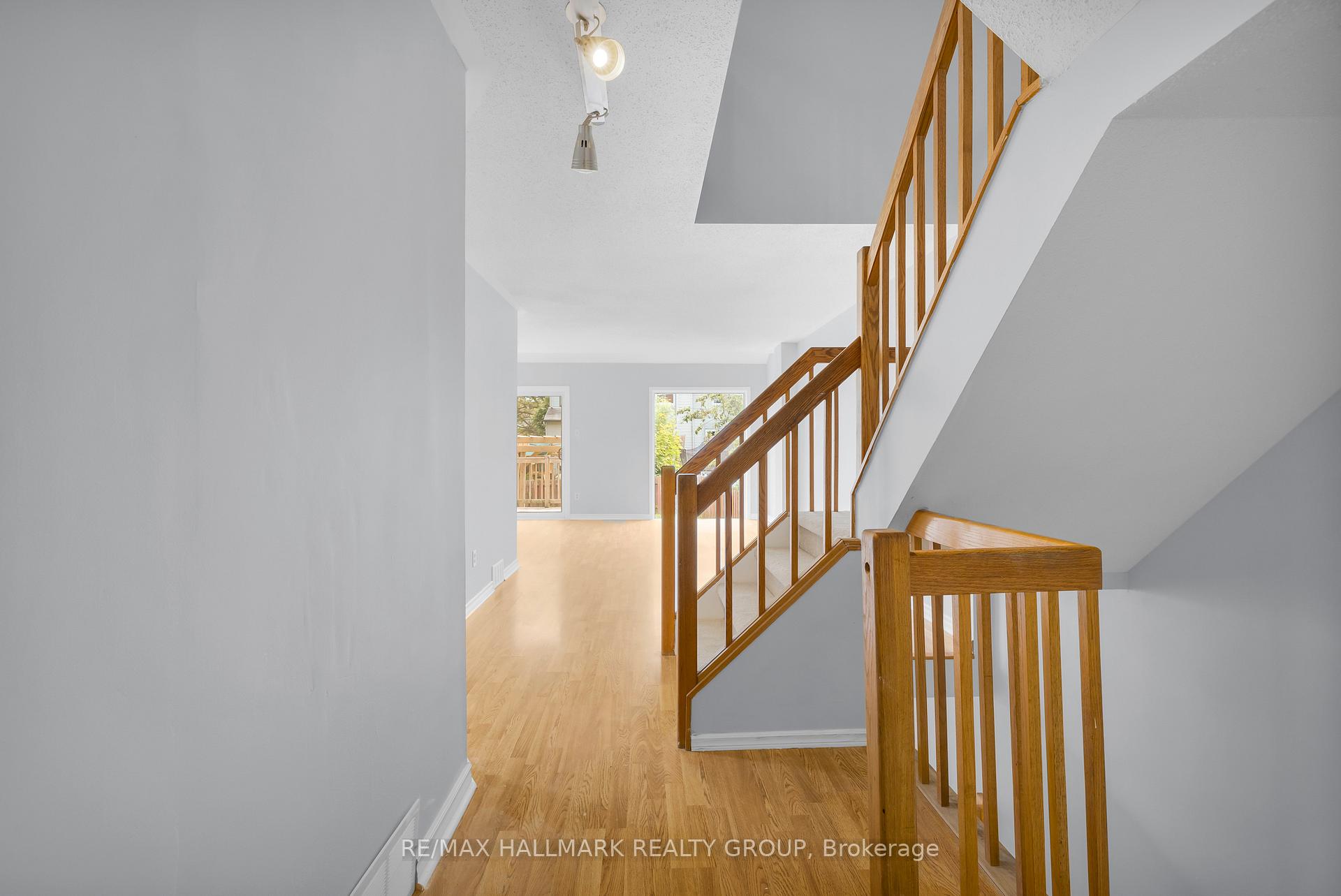 Photo 5 of 131 Tartan Drive, Ottawa, Barrhaven - Heritage Park — HOMEH