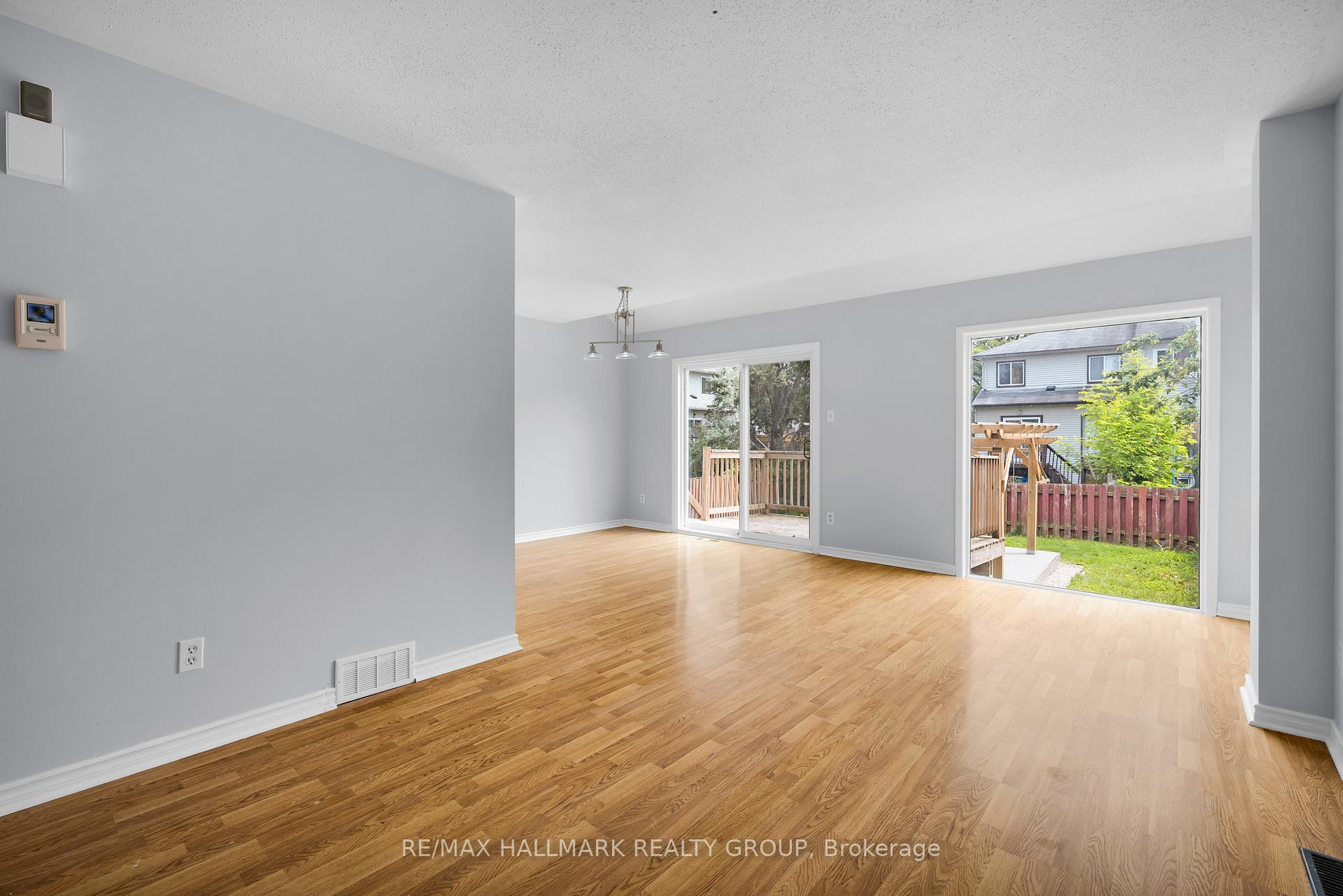 Photo 7 of 131 Tartan Drive, Ottawa, Barrhaven - Heritage Park — HOMEH