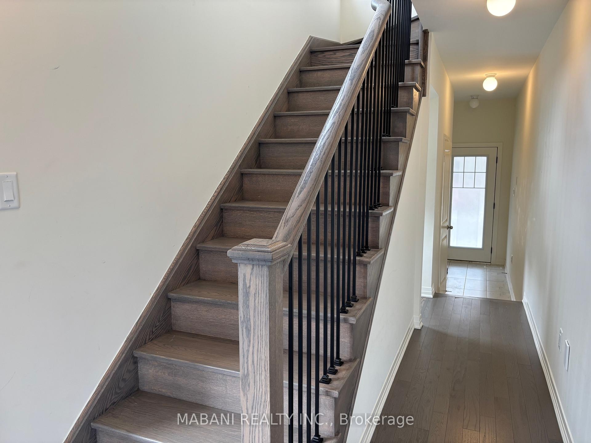 Photo 4 of 1 King George Way, Clarington, Bowmanville — HOMEH