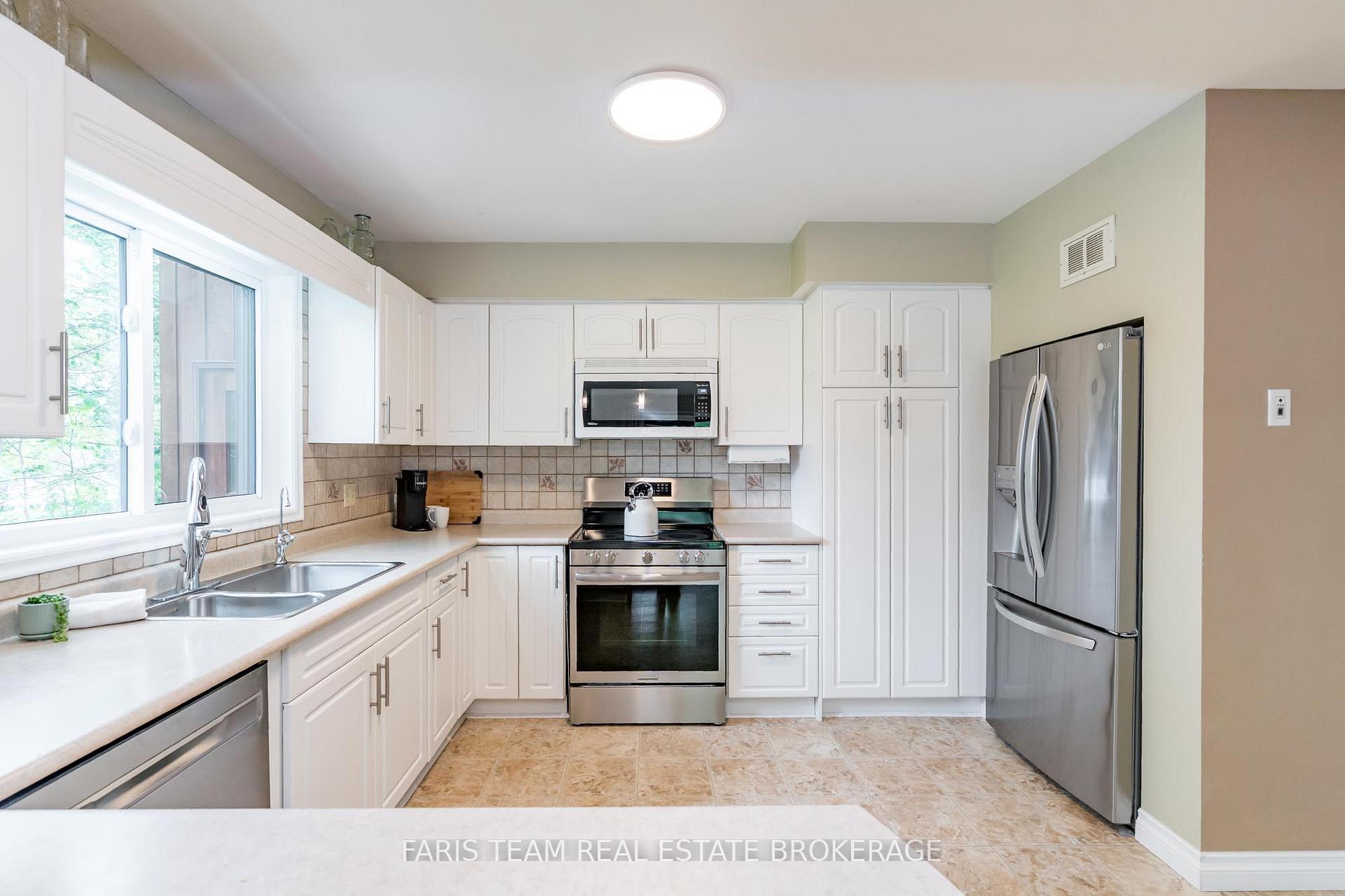 Photo 4 of 360 Cox Mill Road, Barrie, South Shore — HOMEH