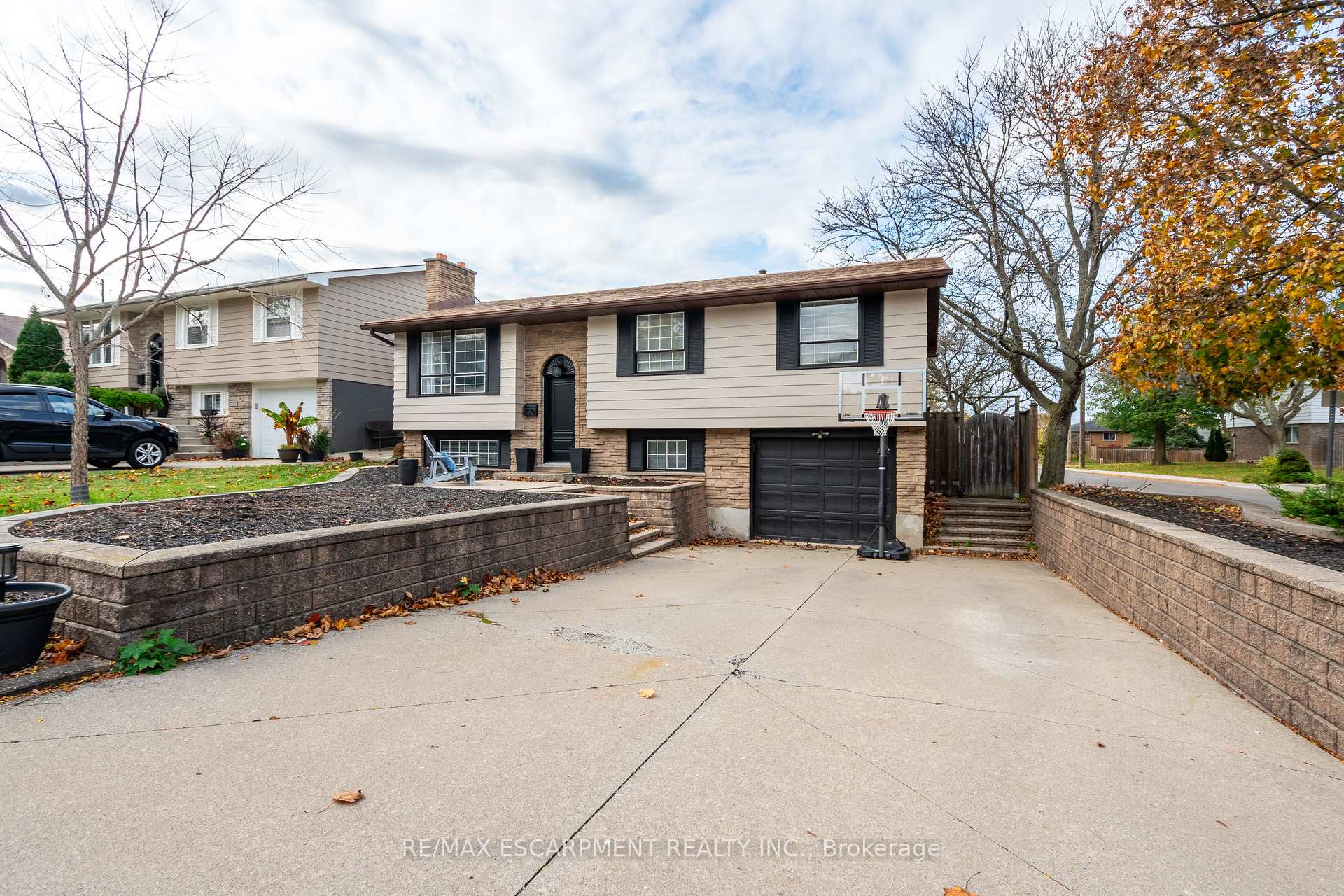 Photo 2 of 205 Hanover Place, Hamilton, Vincent — HOMEH