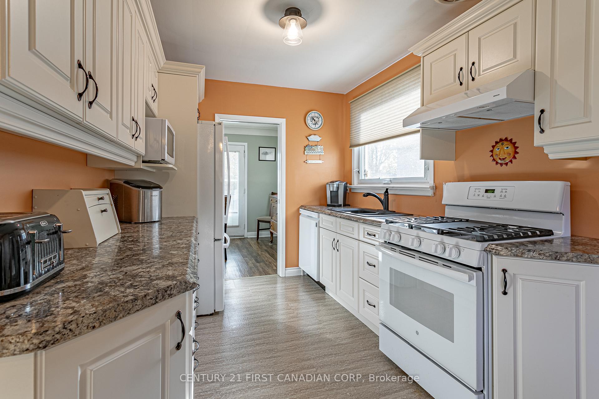 Photo 4 of 11 Fairview Avenue, St. Thomas — HOMEH