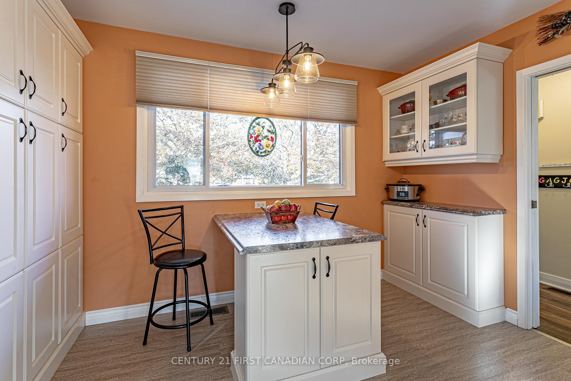 Photo 5 of 11 Fairview Avenue, St. Thomas — HOMEH