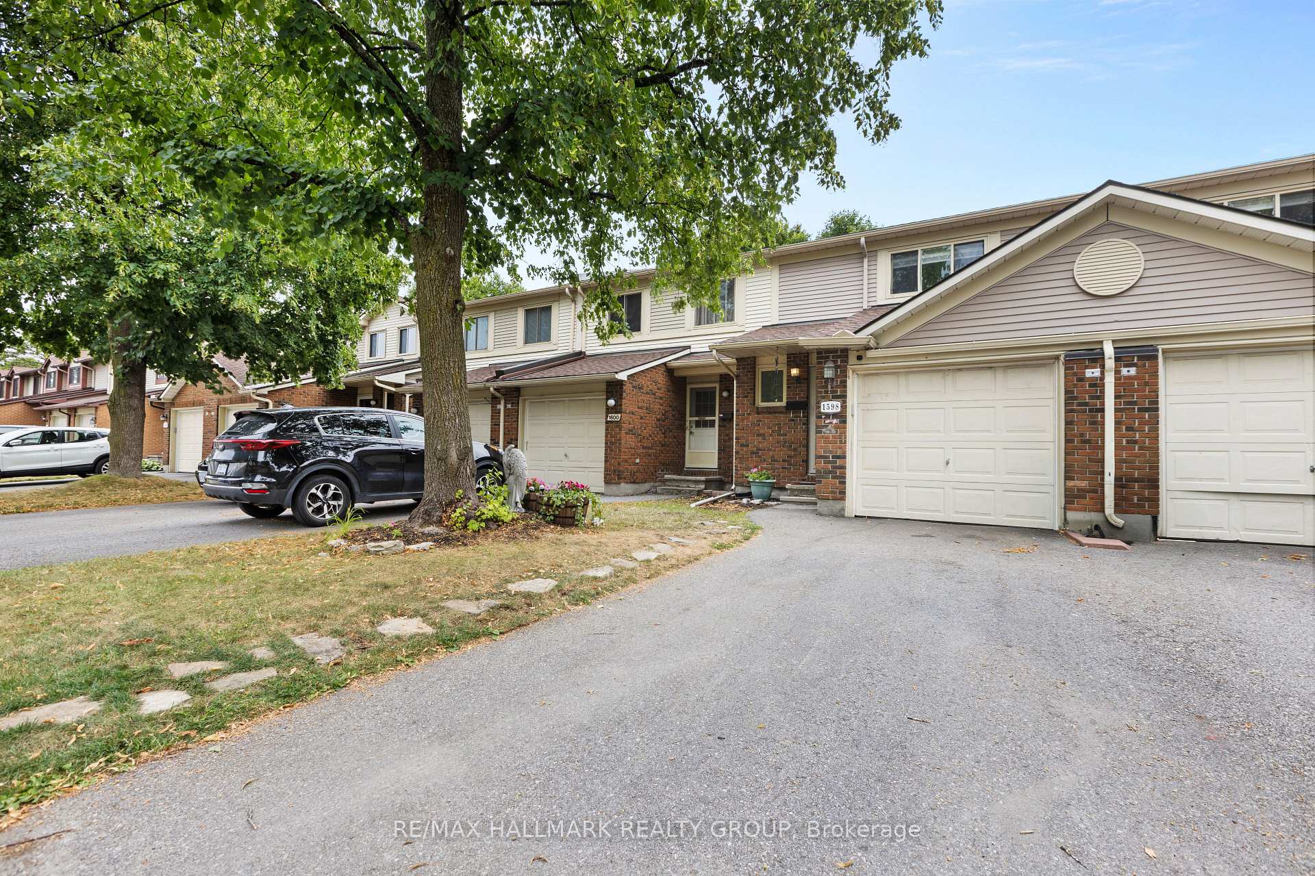 Front of Unit 17, 1598 Hoskins Crescent