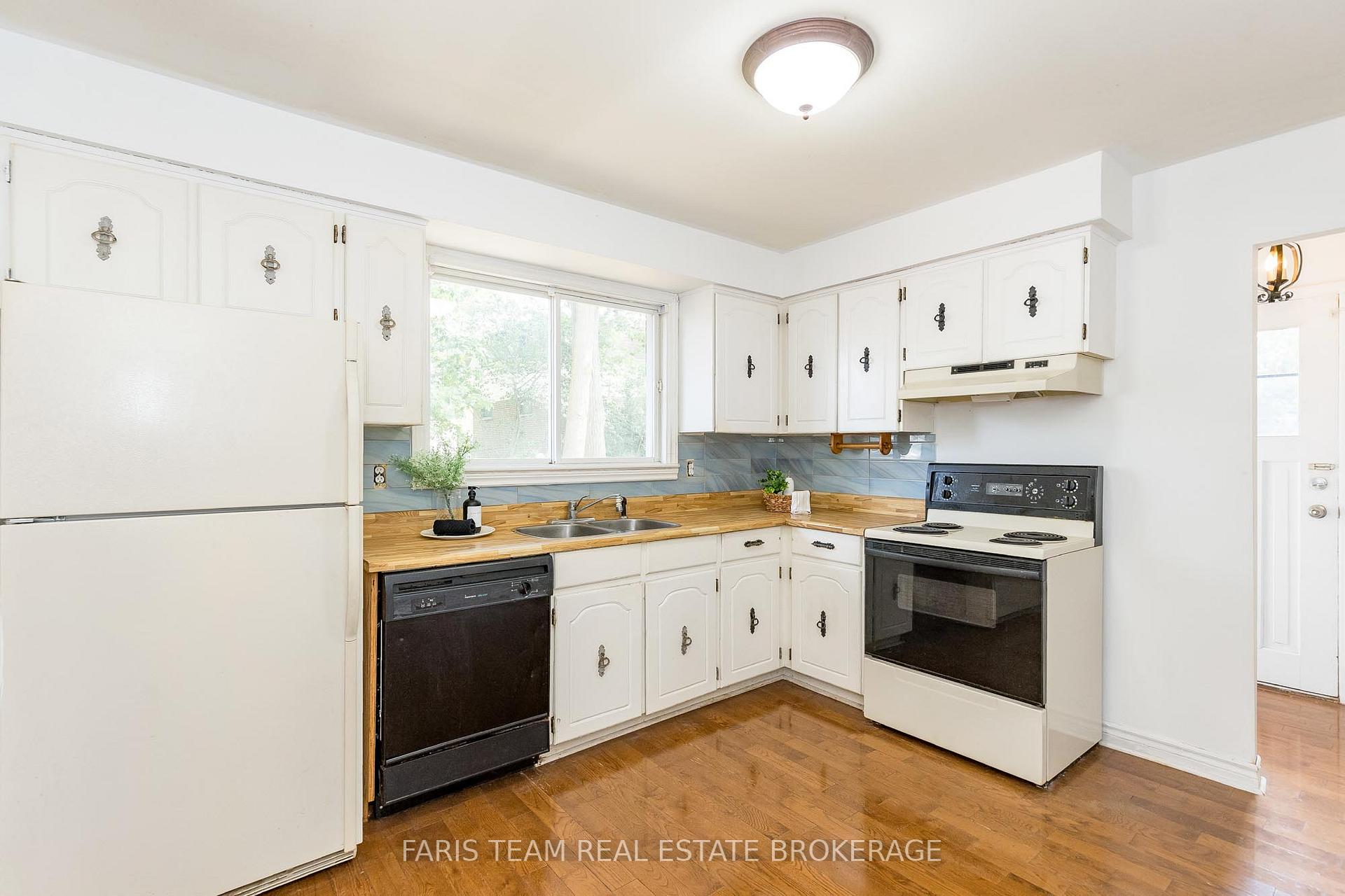 Photo 3 of 41 Farmingdale Crescent, Barrie, Cundles East — HOMEH