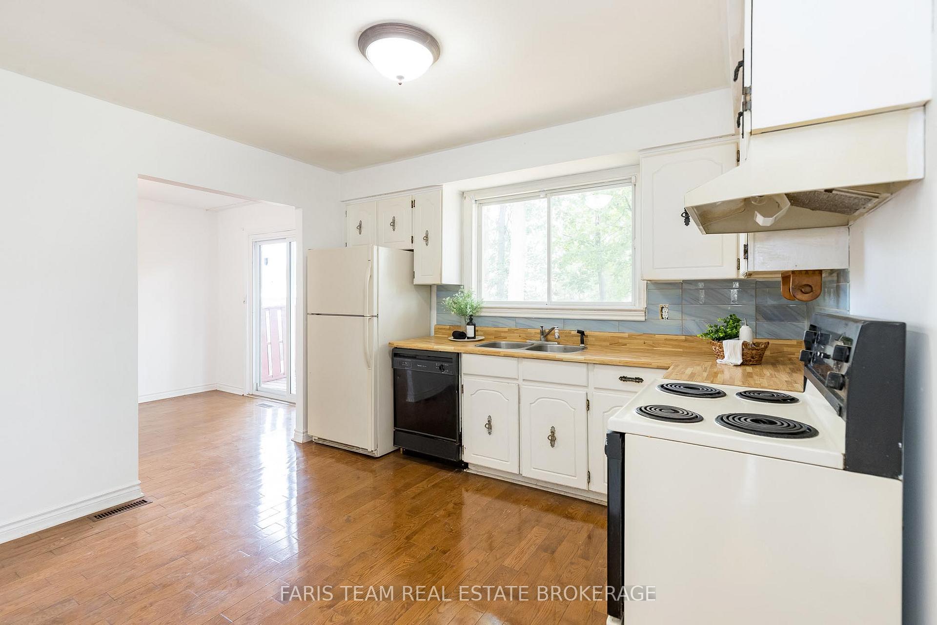 Photo 4 of 41 Farmingdale Crescent, Barrie, Cundles East — HOMEH