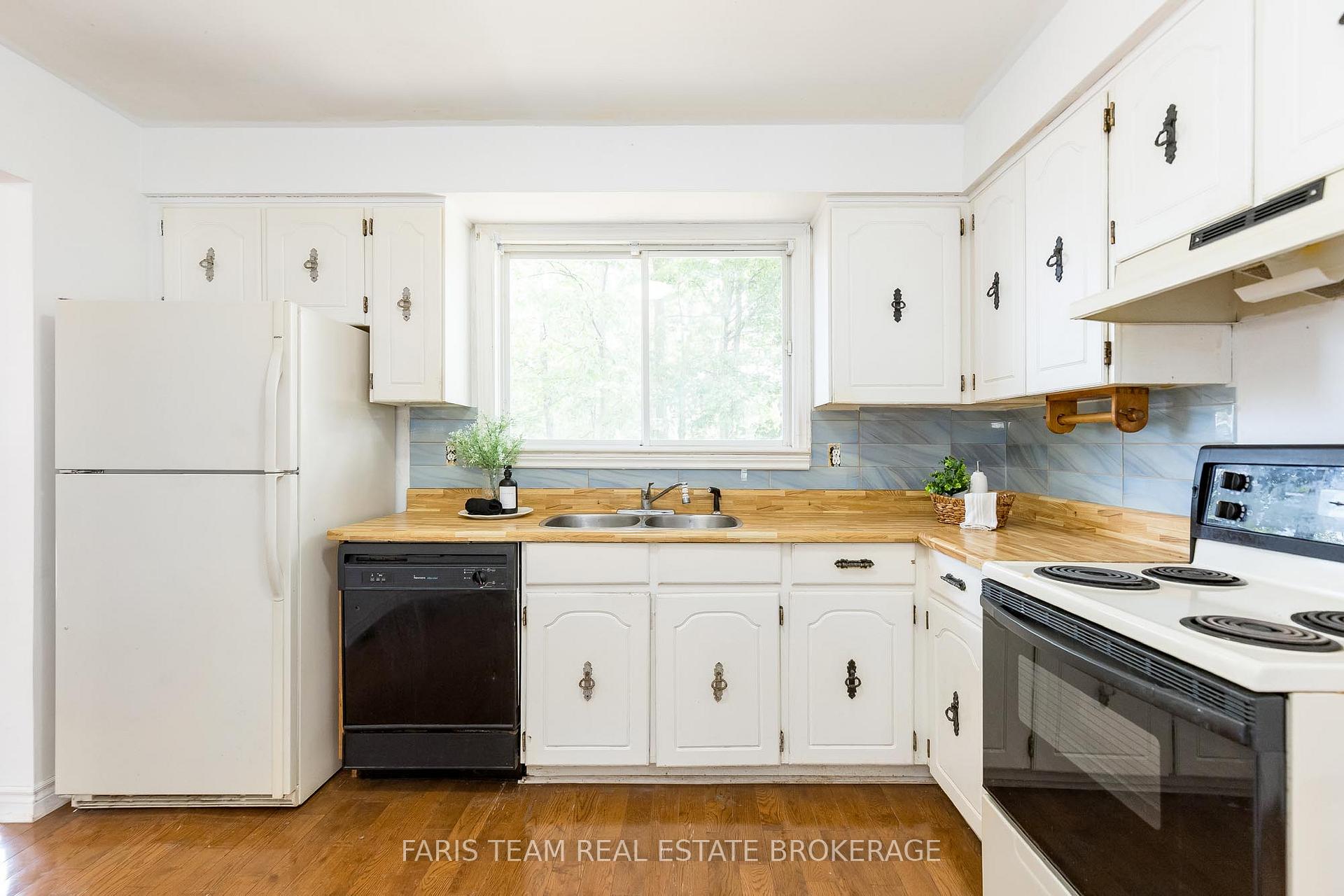 Photo 5 of 41 Farmingdale Crescent, Barrie, Cundles East — HOMEH