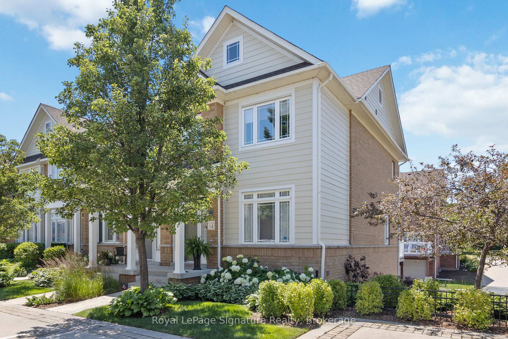 Photo 3 of 14 Montclair Mews, Collingwood — HOMEH