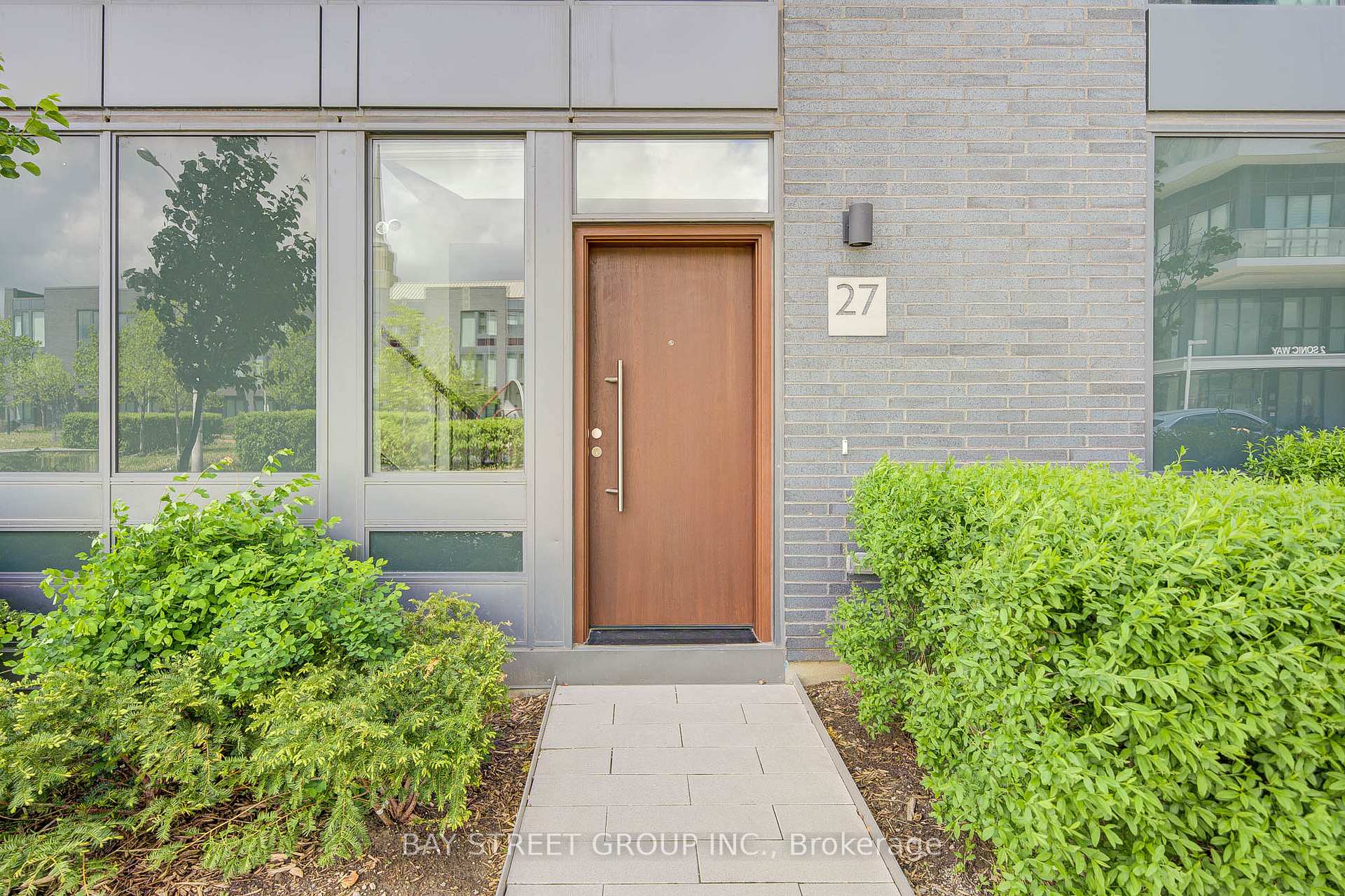 Photo 2 of 27 Sonic Way, Toronto, Flemingdon Park — HOMEH