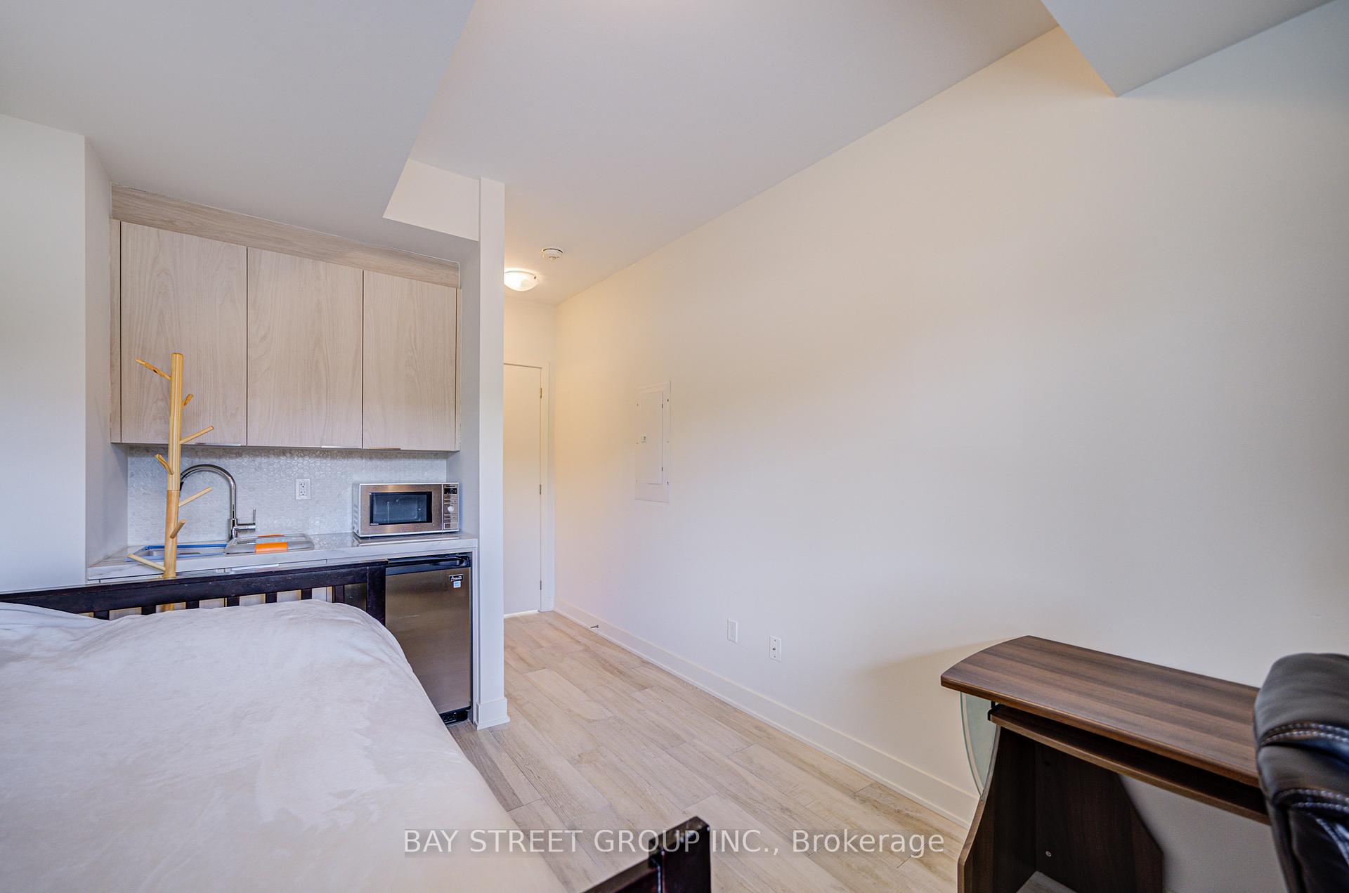 Photo 5 of 27 Sonic Way, Toronto, Flemingdon Park — HOMEH
