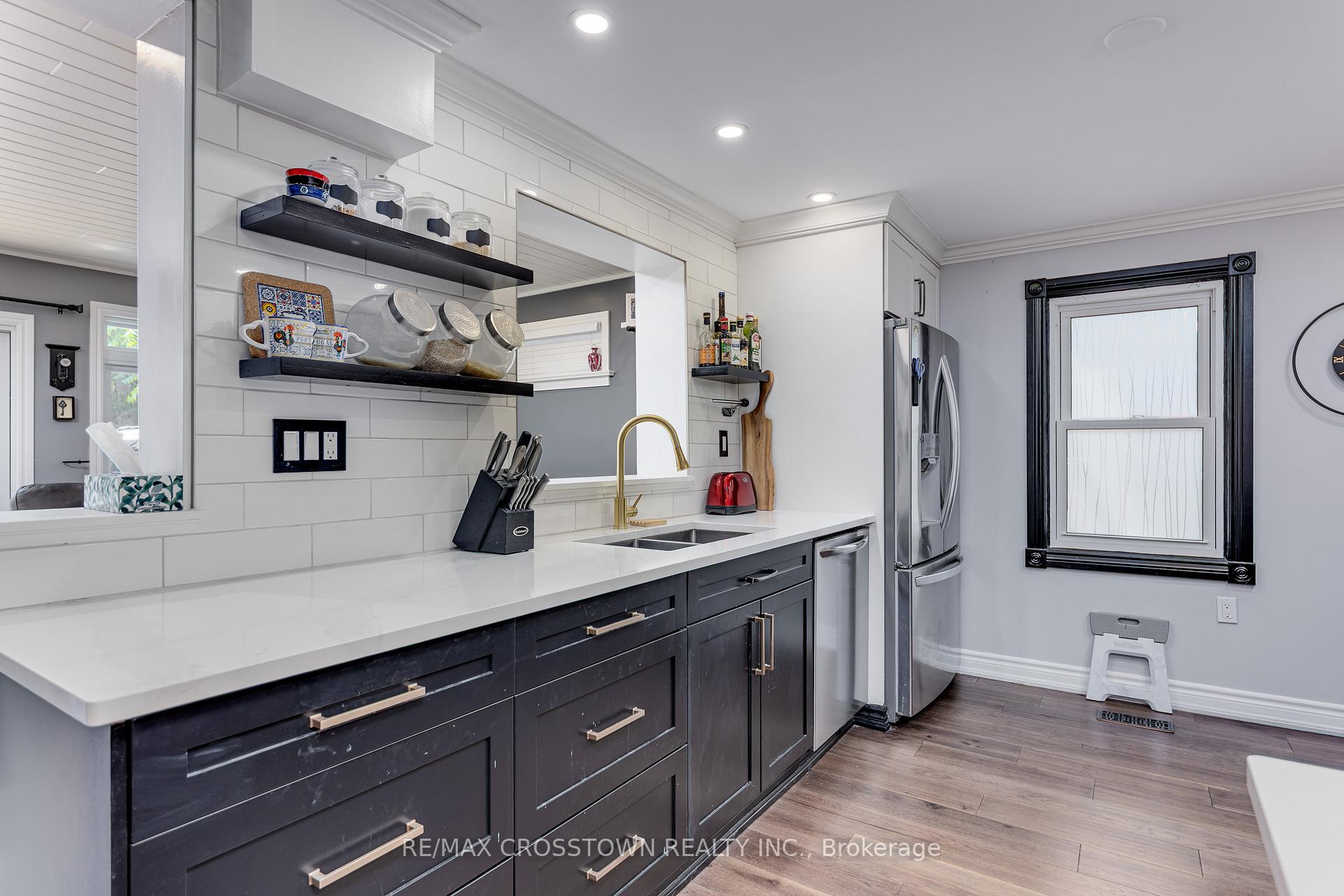 Photo 11 of 75 Gunn Street, Barrie, Wellington — HOMEH