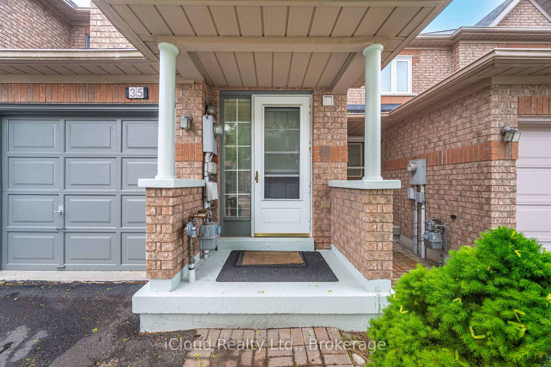 Photo 3 of 35 Tania Crescent, Vaughan, Maple — HOMEH
