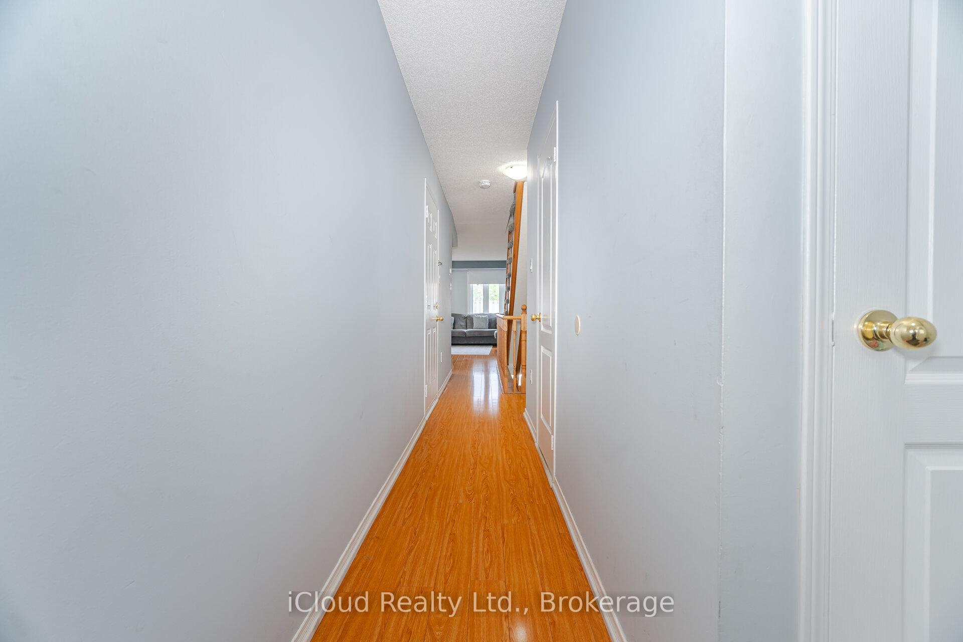 Photo 4 of 35 Tania Crescent, Vaughan, Maple — HOMEH