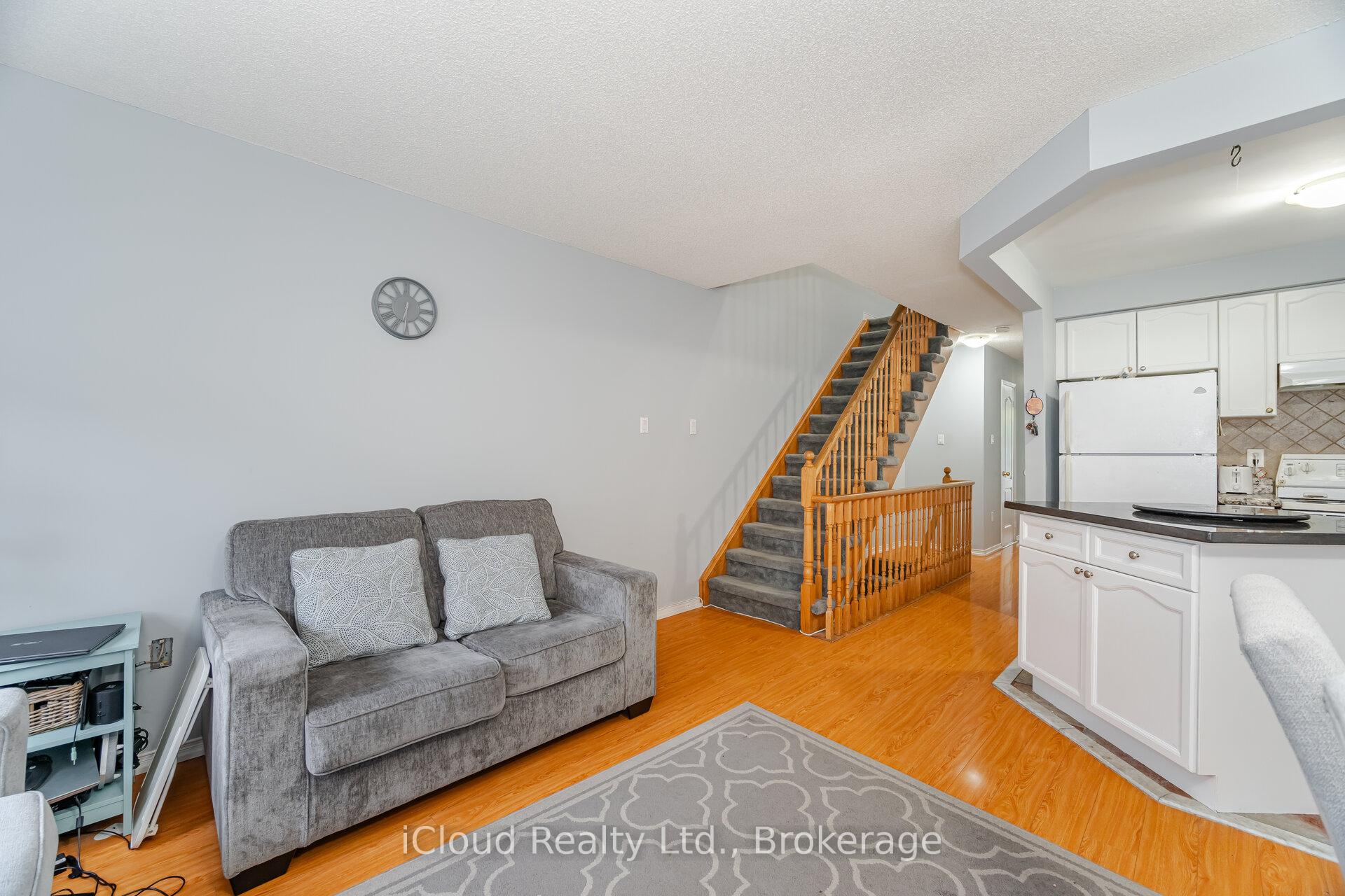 Photo 10 of 35 Tania Crescent, Vaughan, Maple — HOMEH