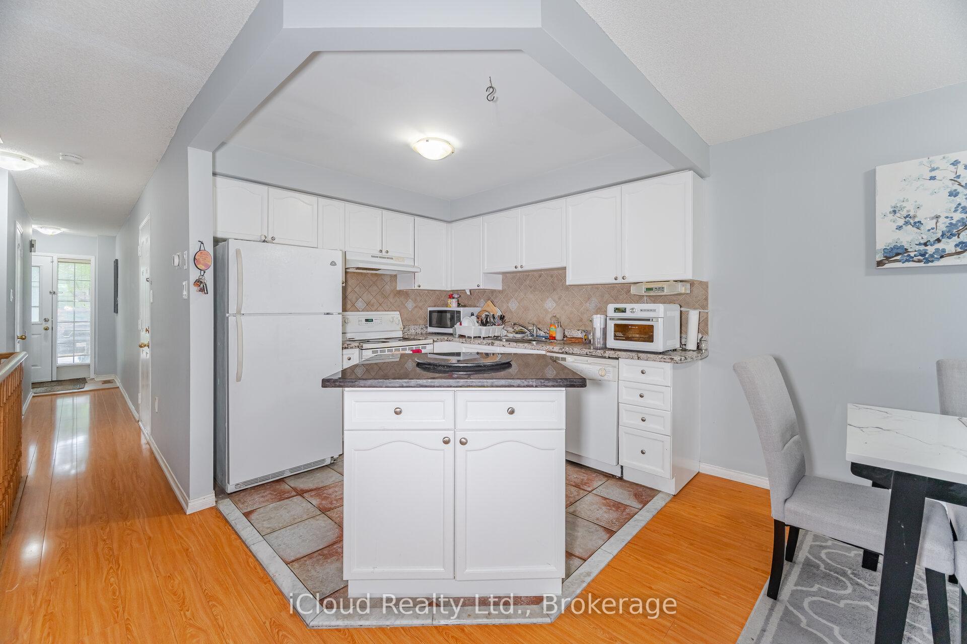 Photo 12 of 35 Tania Crescent, Vaughan, Maple — HOMEH