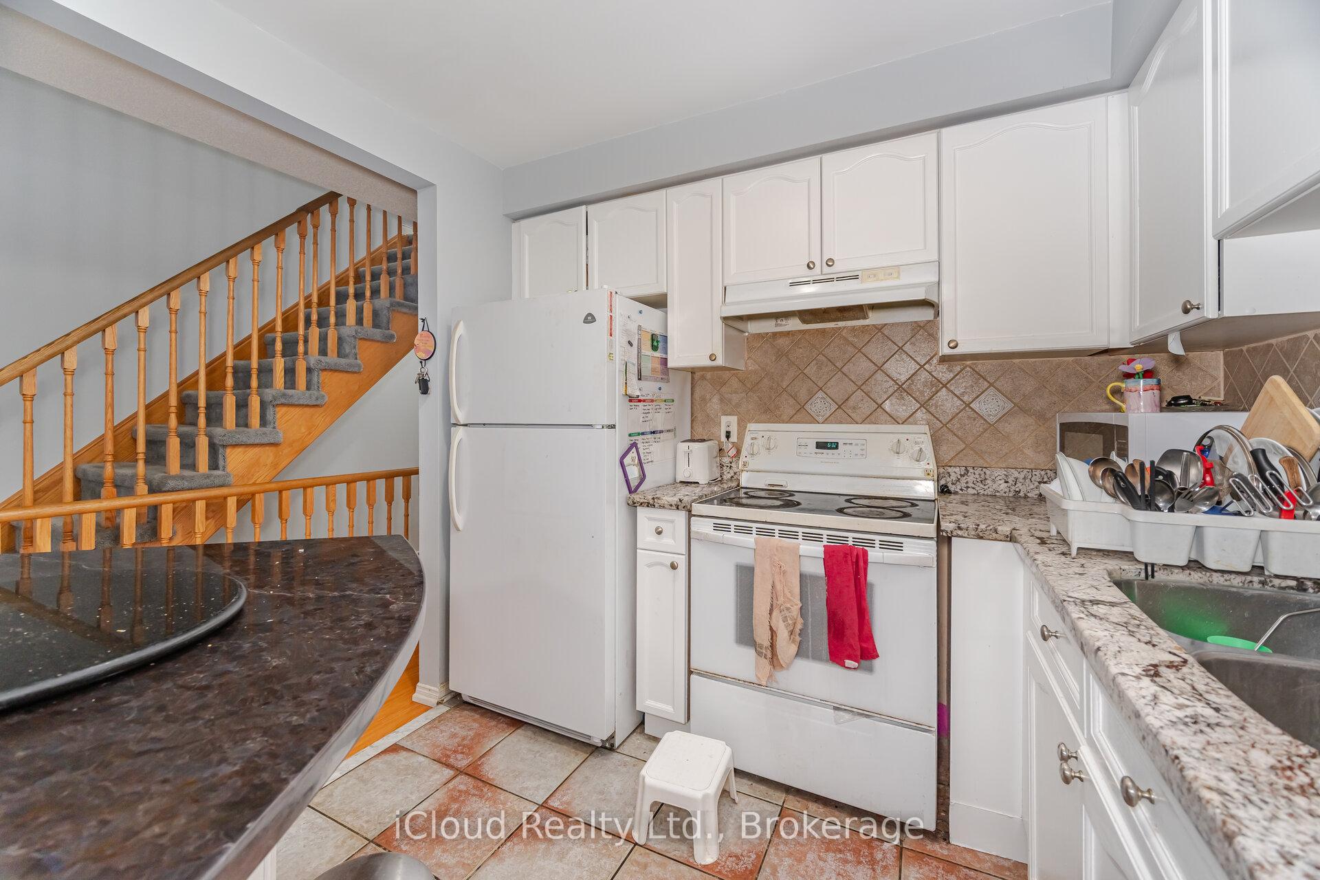 Photo 13 of 35 Tania Crescent, Vaughan, Maple — HOMEH