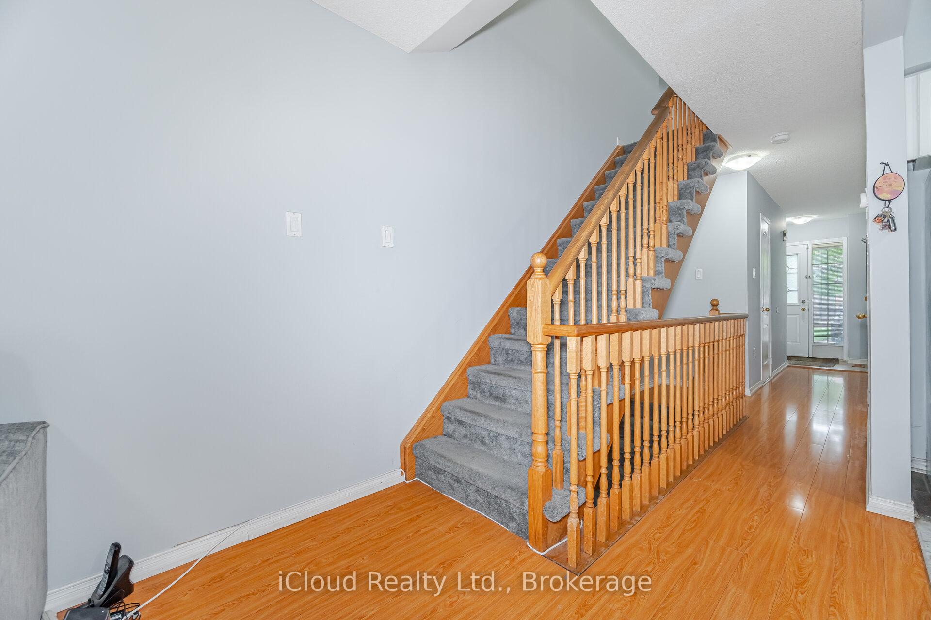 Photo 17 of 35 Tania Crescent, Vaughan, Maple — HOMEH