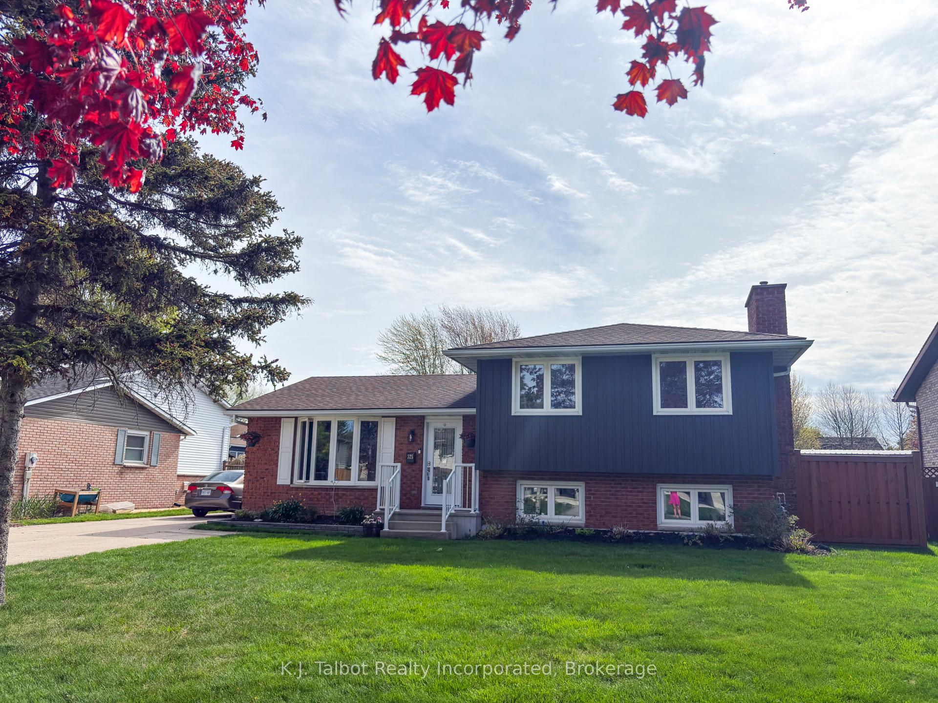 Photo 2 of 325 Krohmer Drive, Goderich, Goderich (Town) — HOMEH