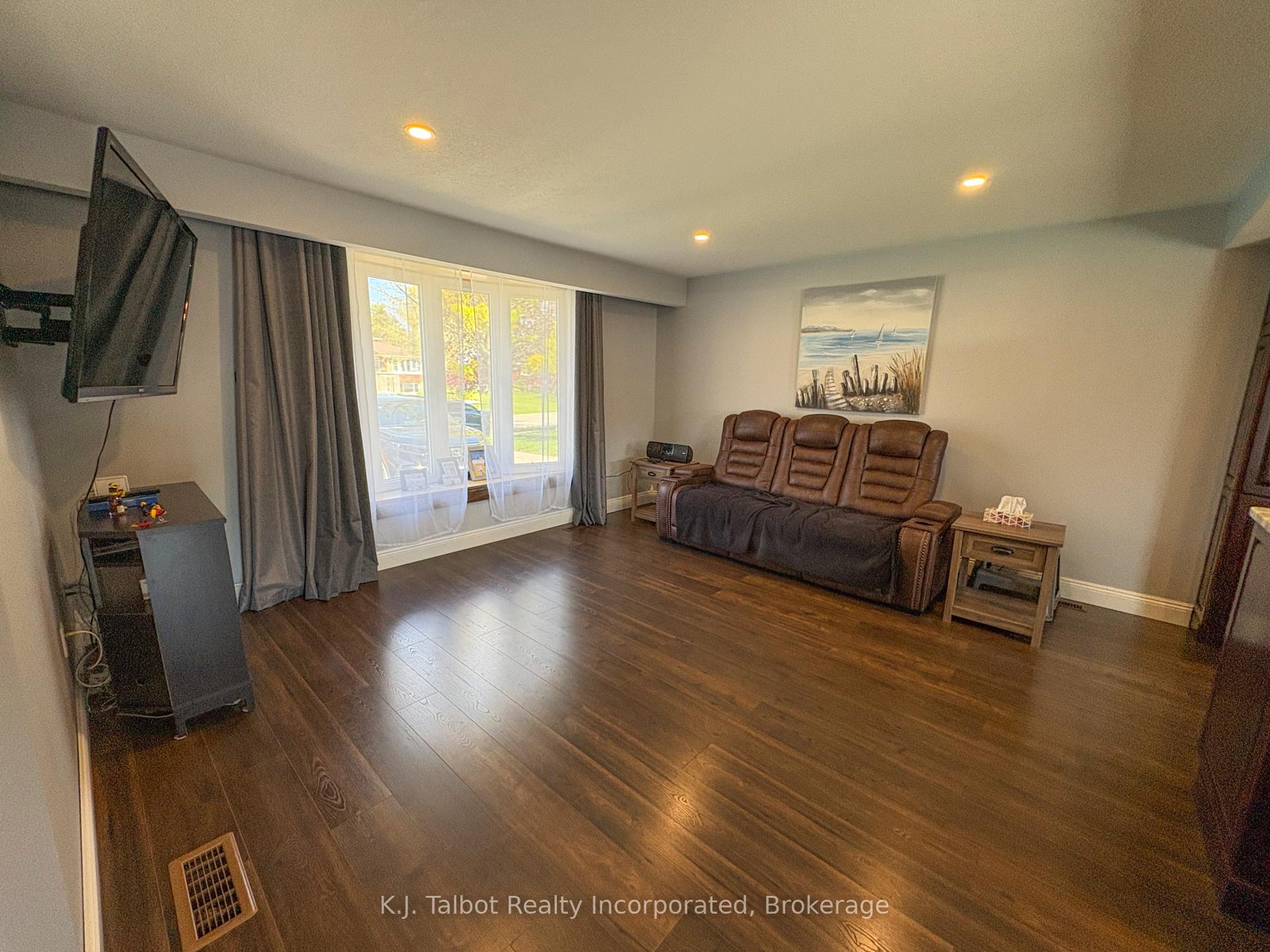 Photo 7 of 325 Krohmer Drive, Goderich, Goderich (Town) — HOMEH