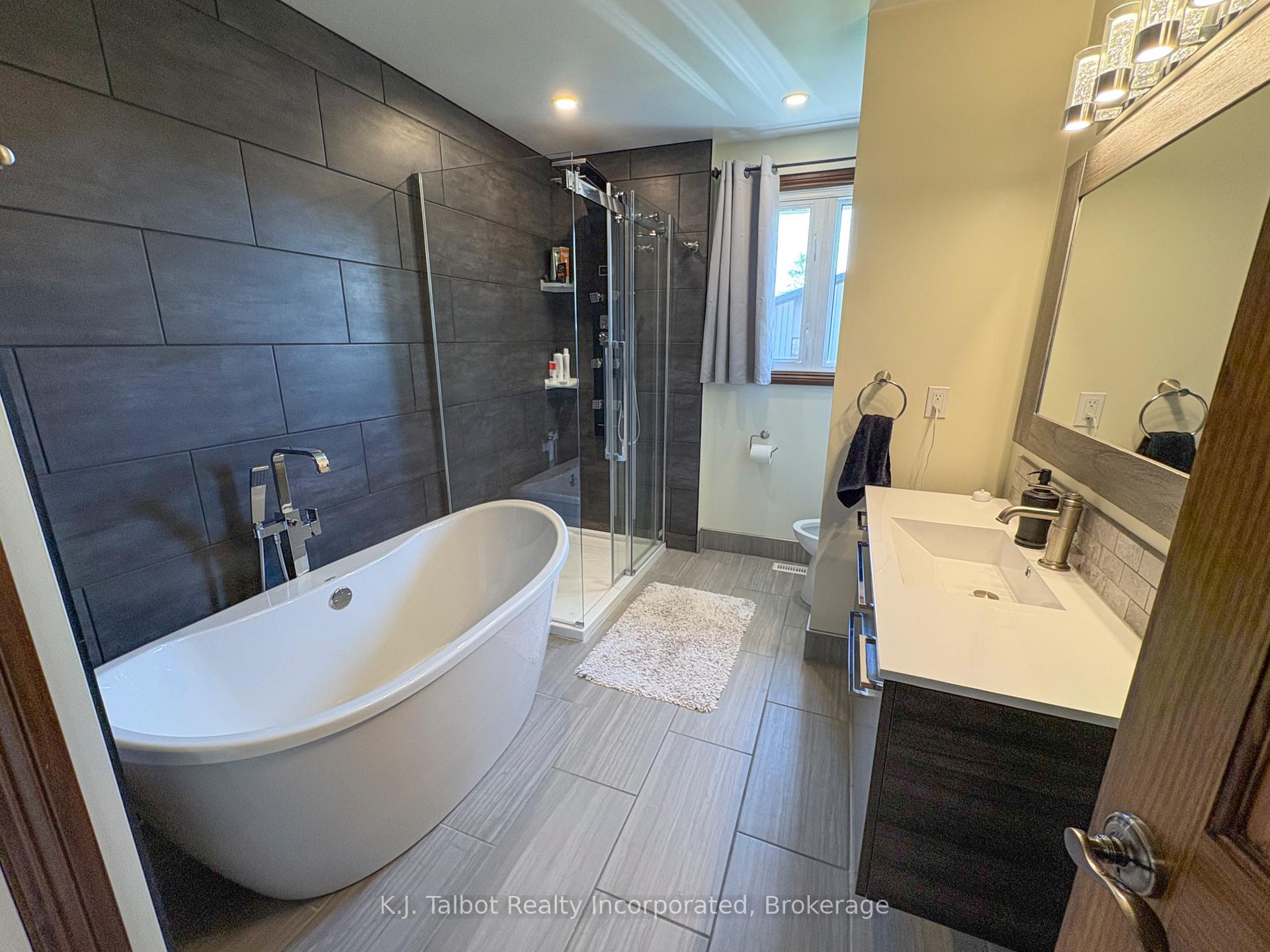 Photo 10 of 325 Krohmer Drive, Goderich, Goderich (Town) — HOMEH