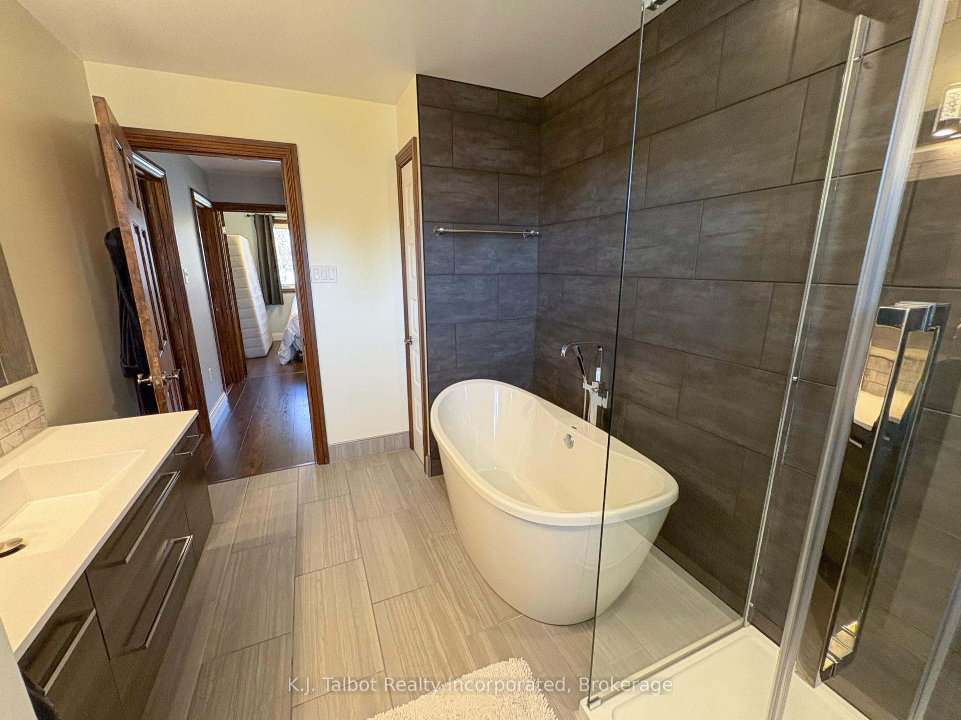 Photo 11 of 325 Krohmer Drive, Goderich, Goderich (Town) — HOMEH