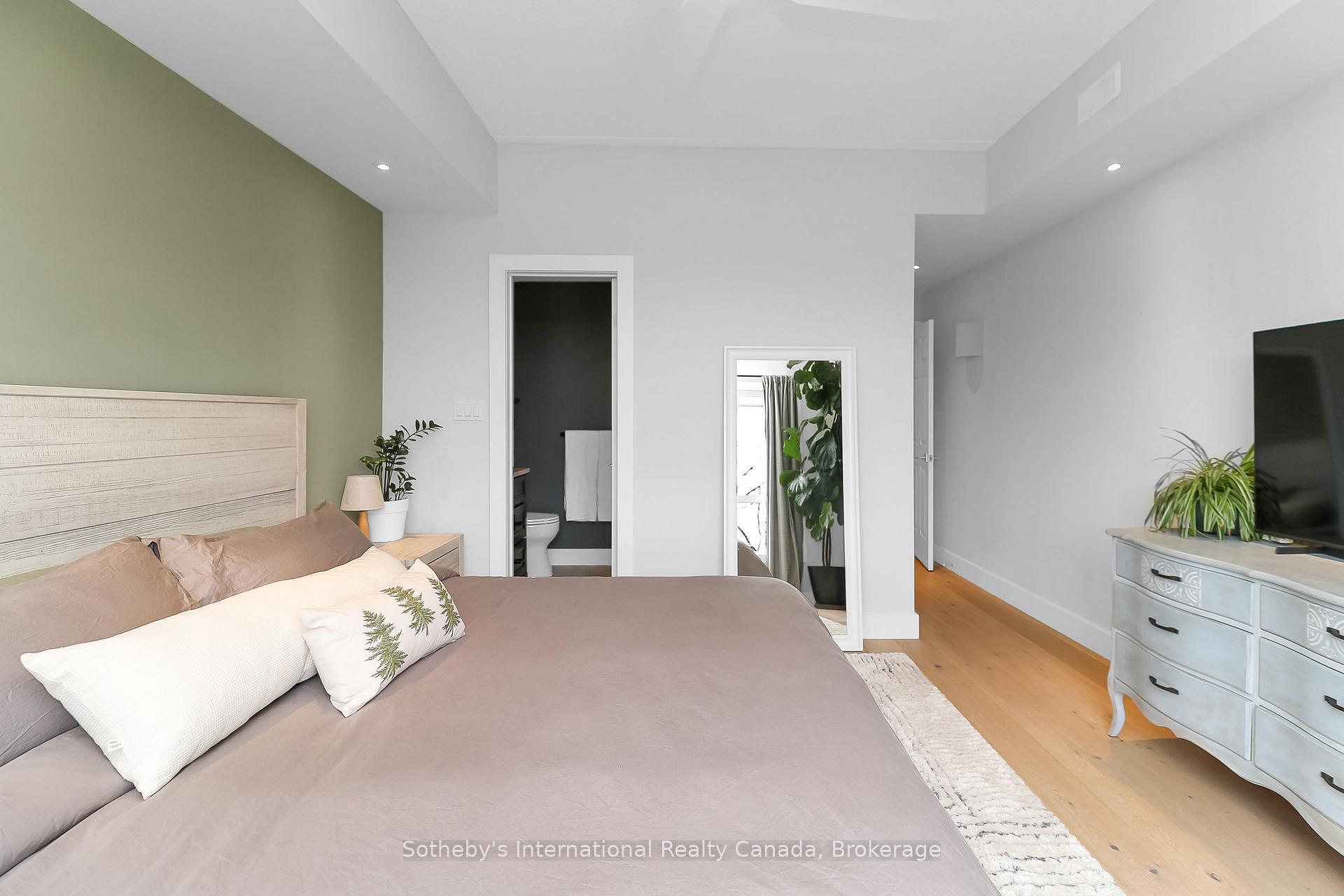 Photo 23 of 449 Mariners Way, Collingwood — HOMEH