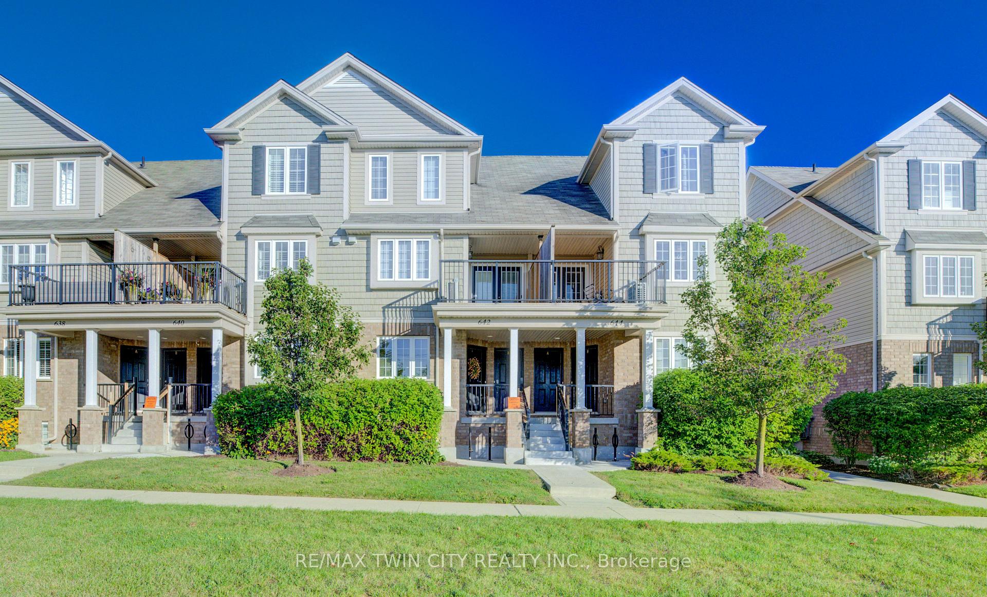 Front of Unit 642A, 642 Woodlawn Road E