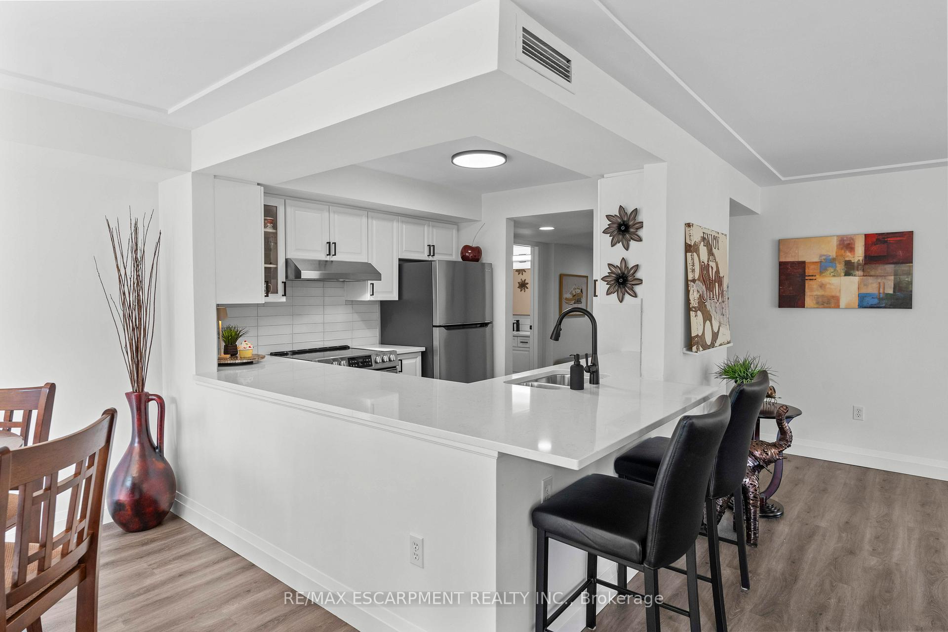 Photo 6 of Unit 101, 216 E Plains Road W, Burlington, Bayview — HOMEH