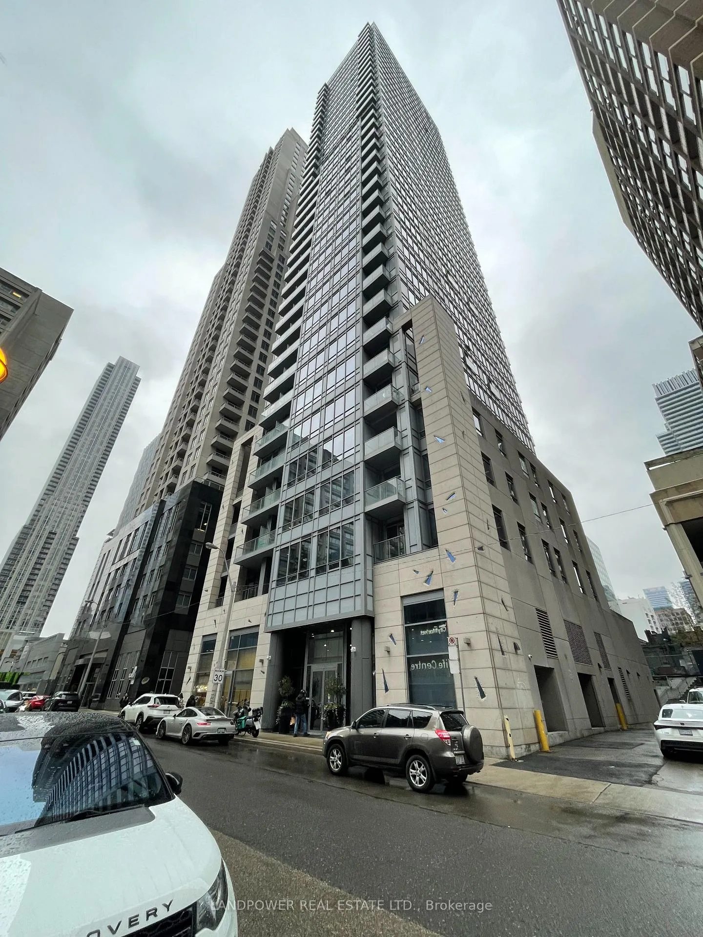 Front of Unit 1501, 21 Balmuto Street