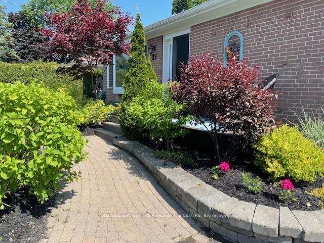Photo 2 of 22 Stoddart Drive S, Aurora, Aurora Highlands — HOMEH