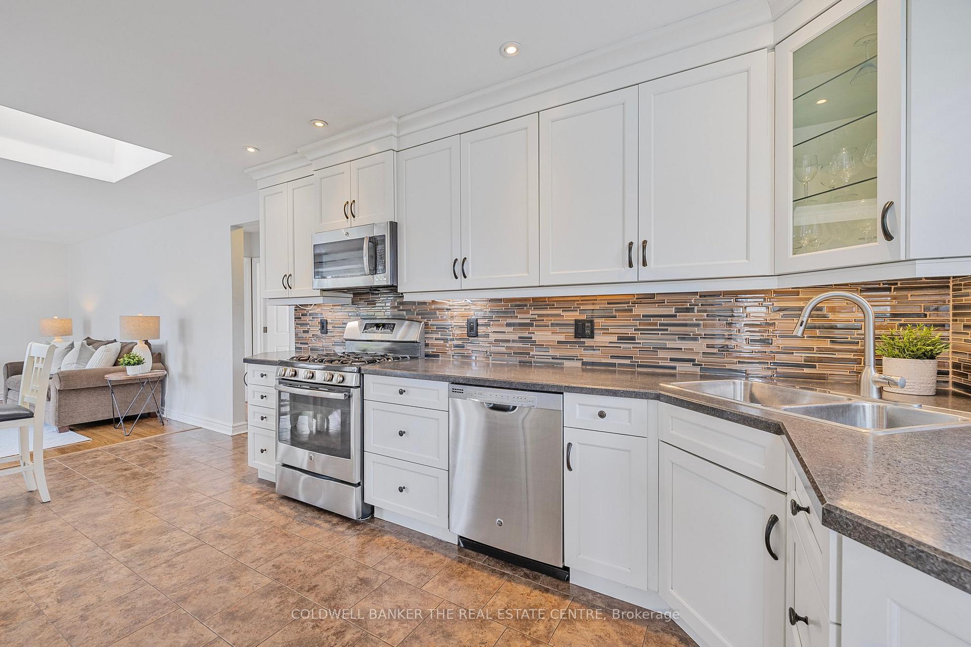Photo 14 of 22 Stoddart Drive S, Aurora, Aurora Highlands — HOMEH