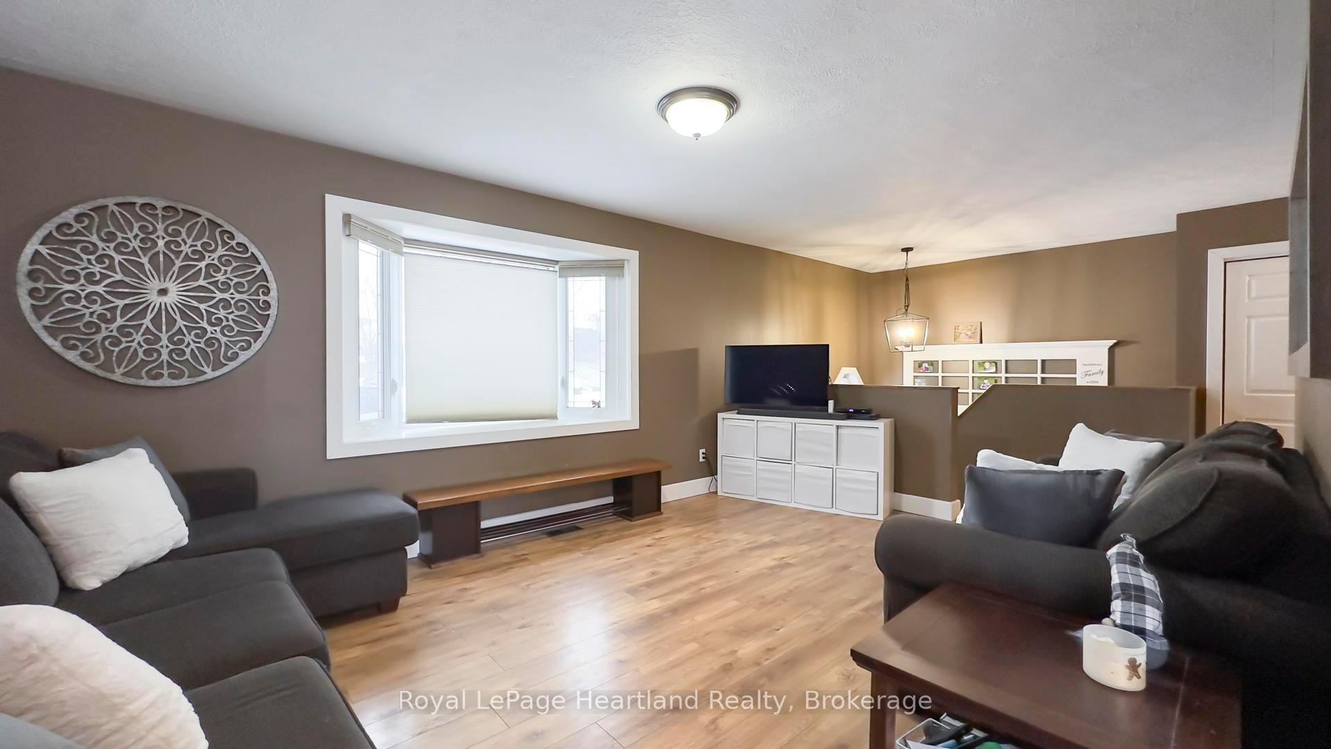 Photo 3 of 223 Bennett Street E, Goderich, Goderich (Town) — HOMEH