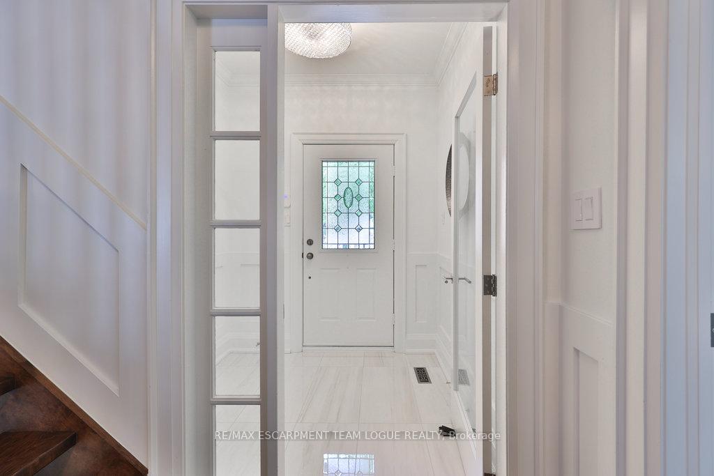 Photo 3 of Unit 4, 4211 Millcroft Park Drive, Burlington, Rose — HOMEH