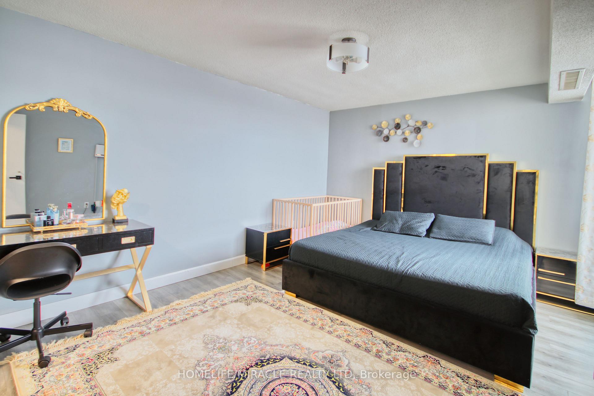 Photo 3 of Unit Ph2, 150 Neptune Drive, Toronto, Englemount-Lawrence — HOMEH