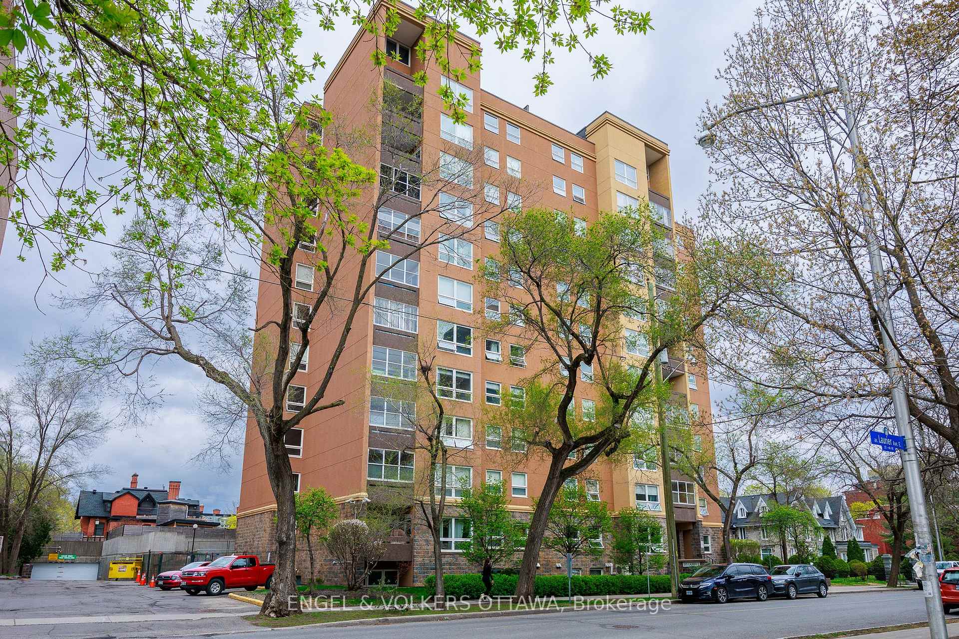 Front of Unit 401, 373 Laurier Avenue E