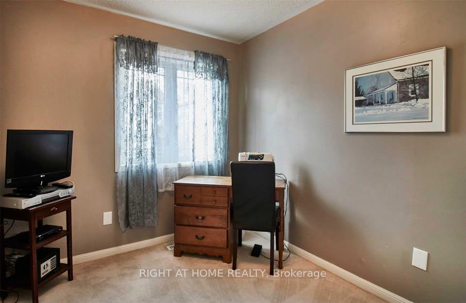 Photo 14 of 23 Farmstead Drive, Clarington, Bowmanville — HOMEH
